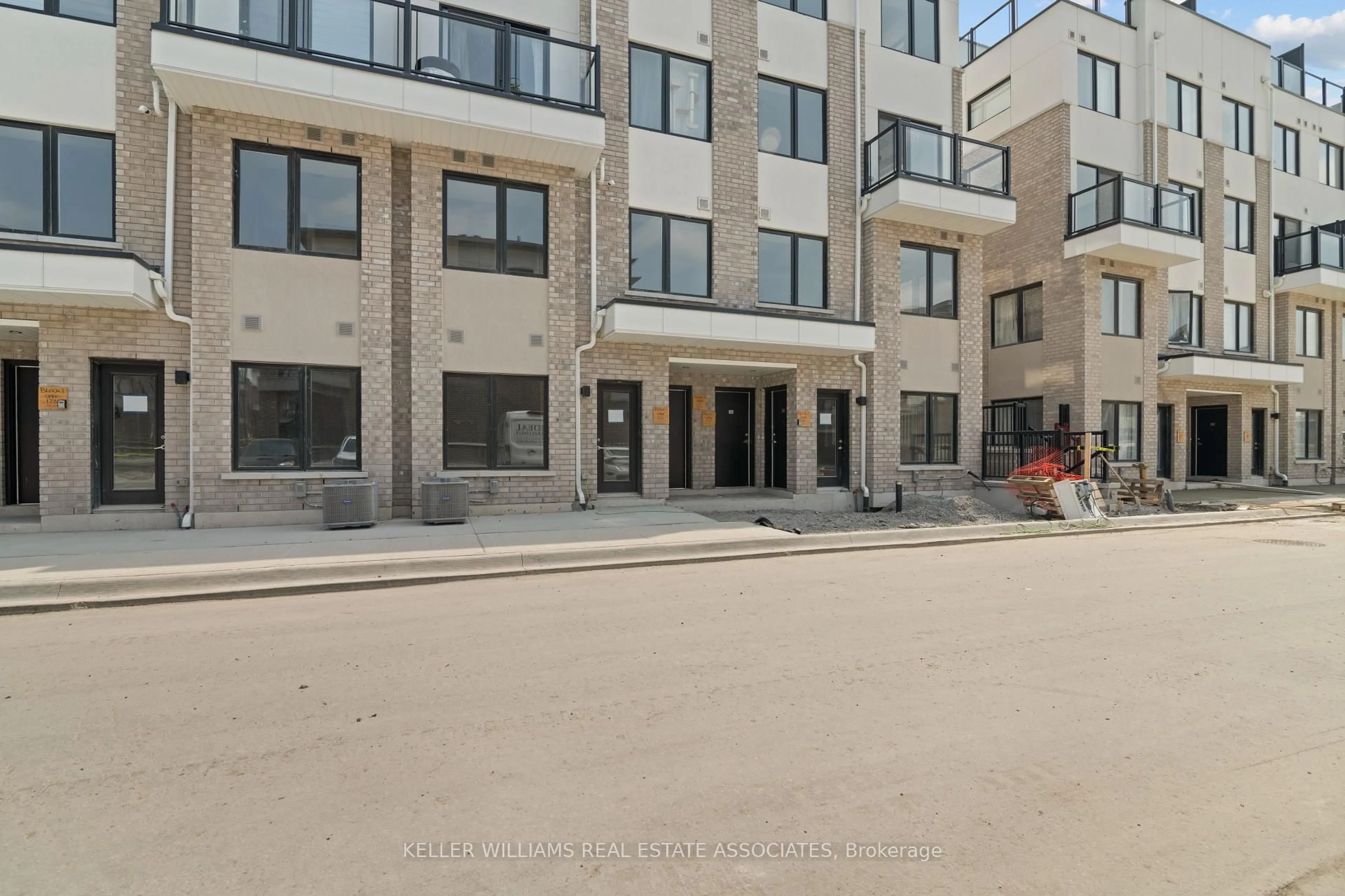 Patio, building for 1695 Dersan St #120, Pickering Ontario L1V 2P8