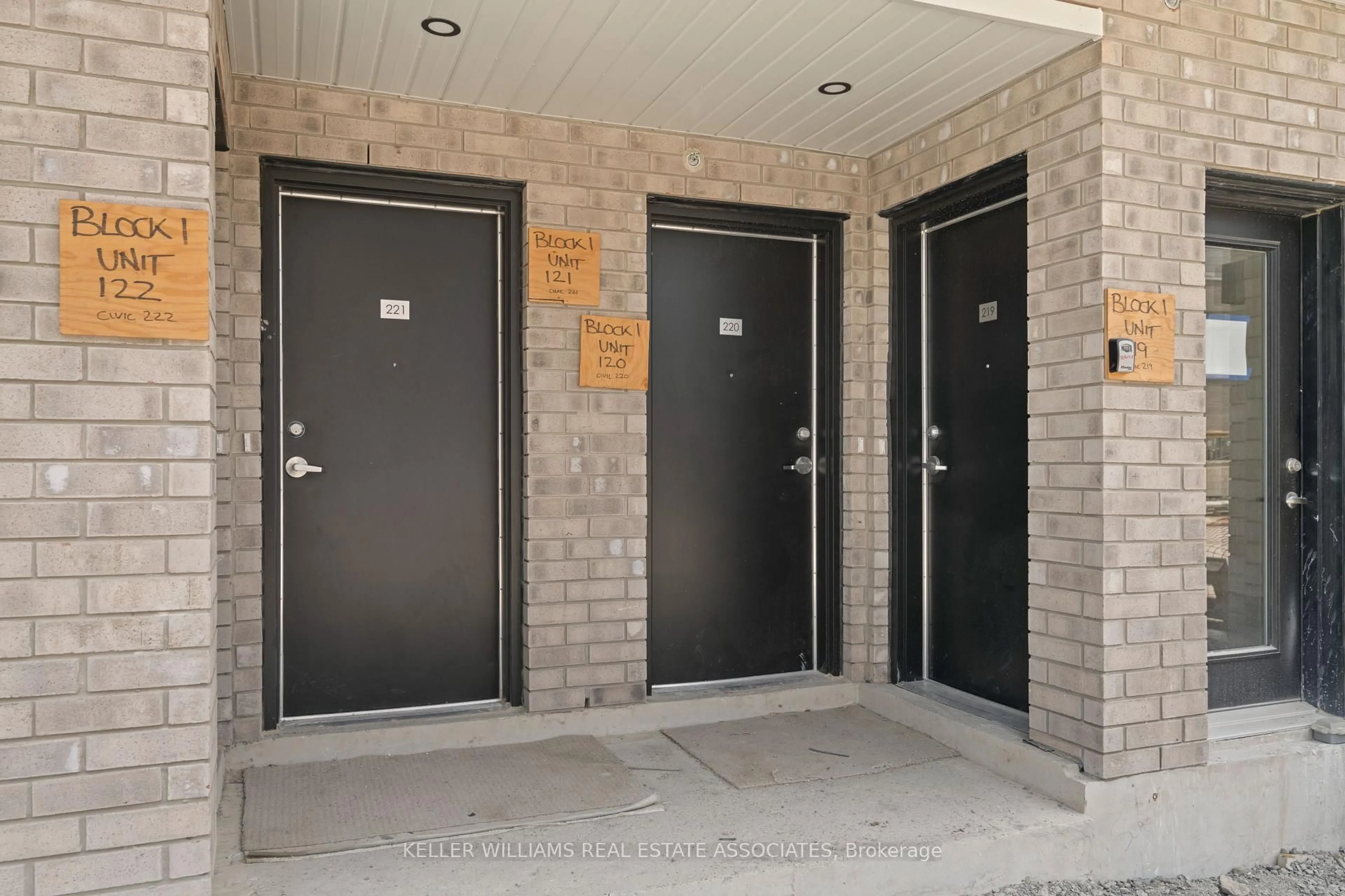 Indoor foyer for 1695 Dersan St #120, Pickering Ontario L1V 2P8