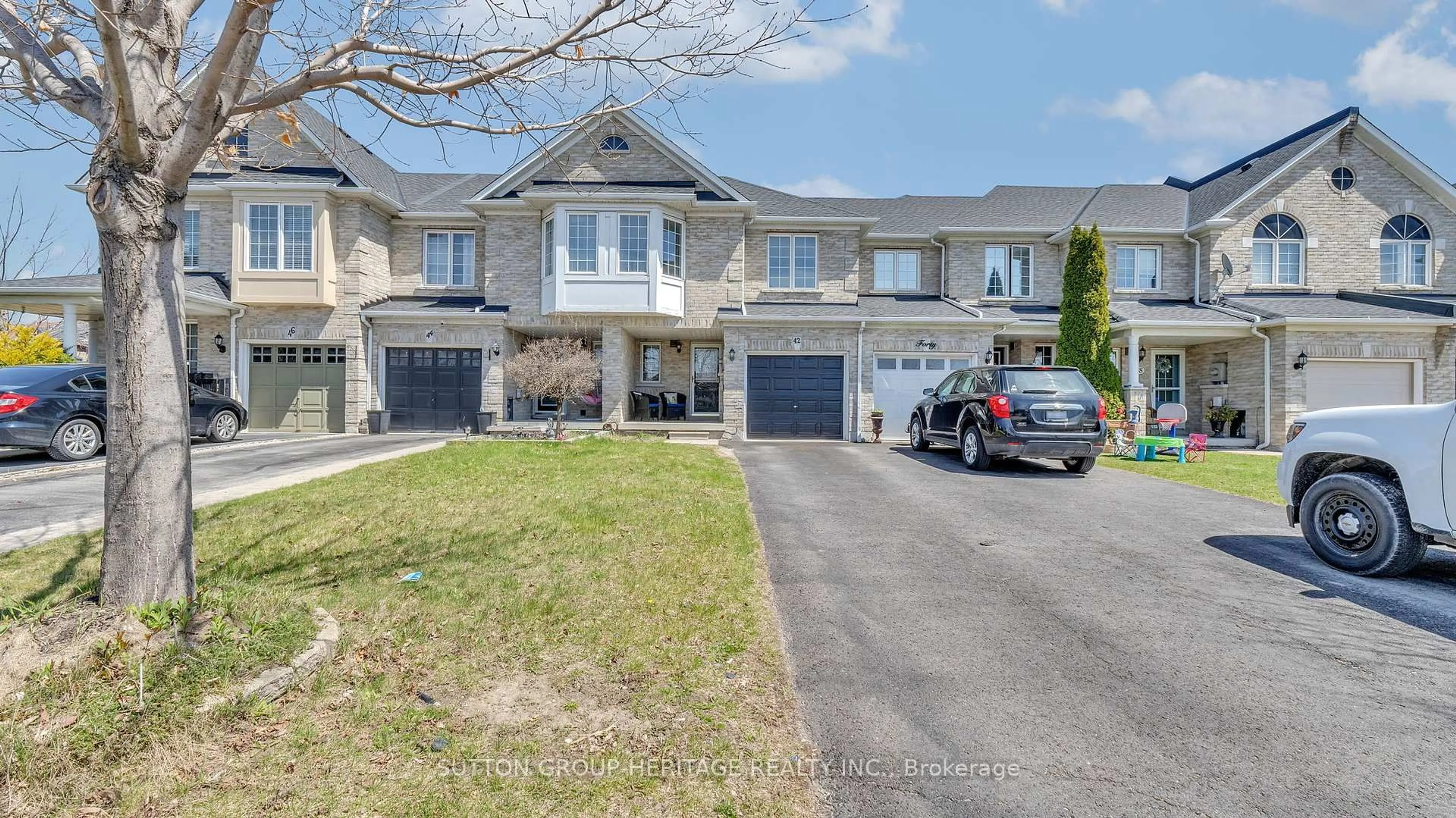 A pic from outside/outdoor area/front of a property/back of a property/a pic from drone, street for 42 Odessa Cres, Whitby Ontario L1R 3N9