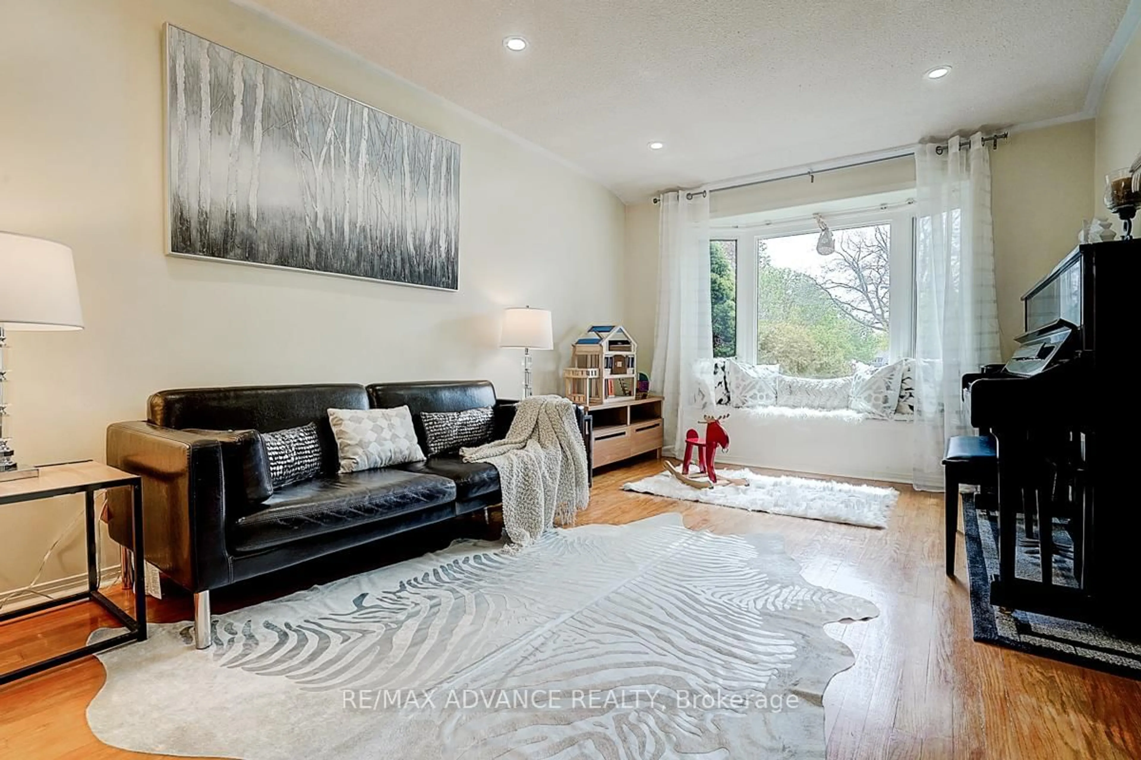 Living room with furniture, unknown for 86 Placentia Blvd, Toronto Ontario M1S 4C5