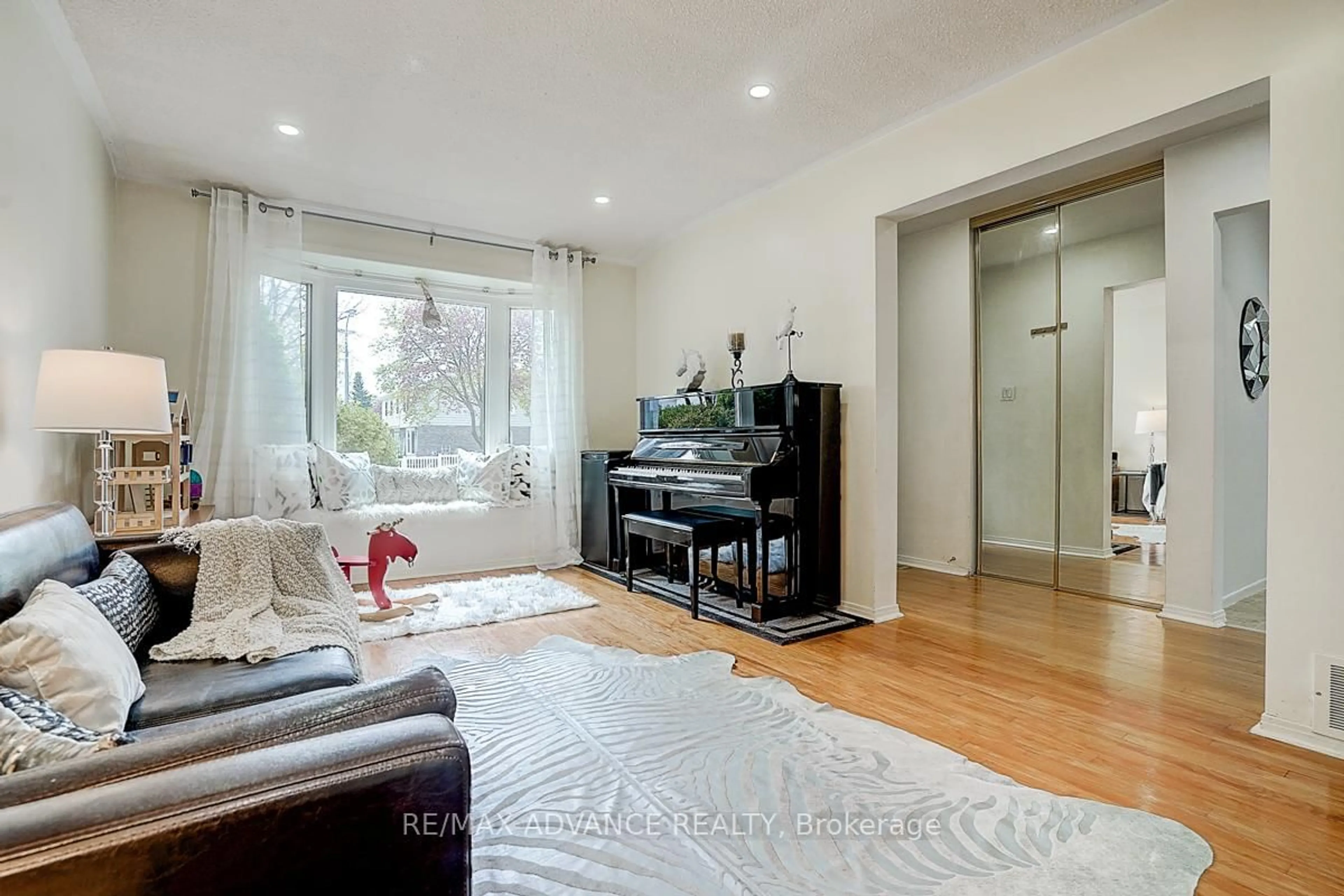 Living room with furniture, wood/laminate floor for 86 Placentia Blvd, Toronto Ontario M1S 4C5