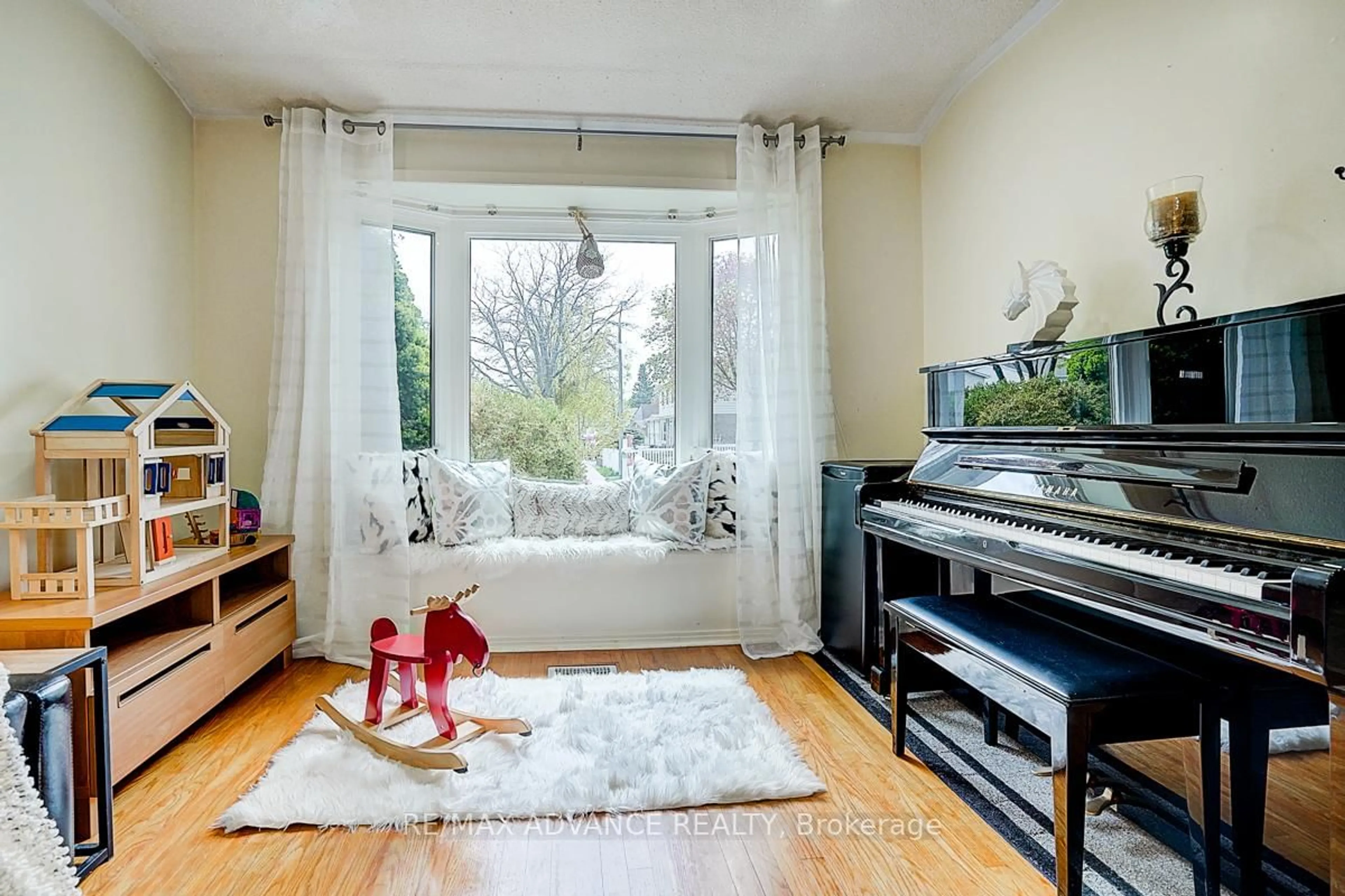 Living room with furniture, unknown for 86 Placentia Blvd, Toronto Ontario M1S 4C5
