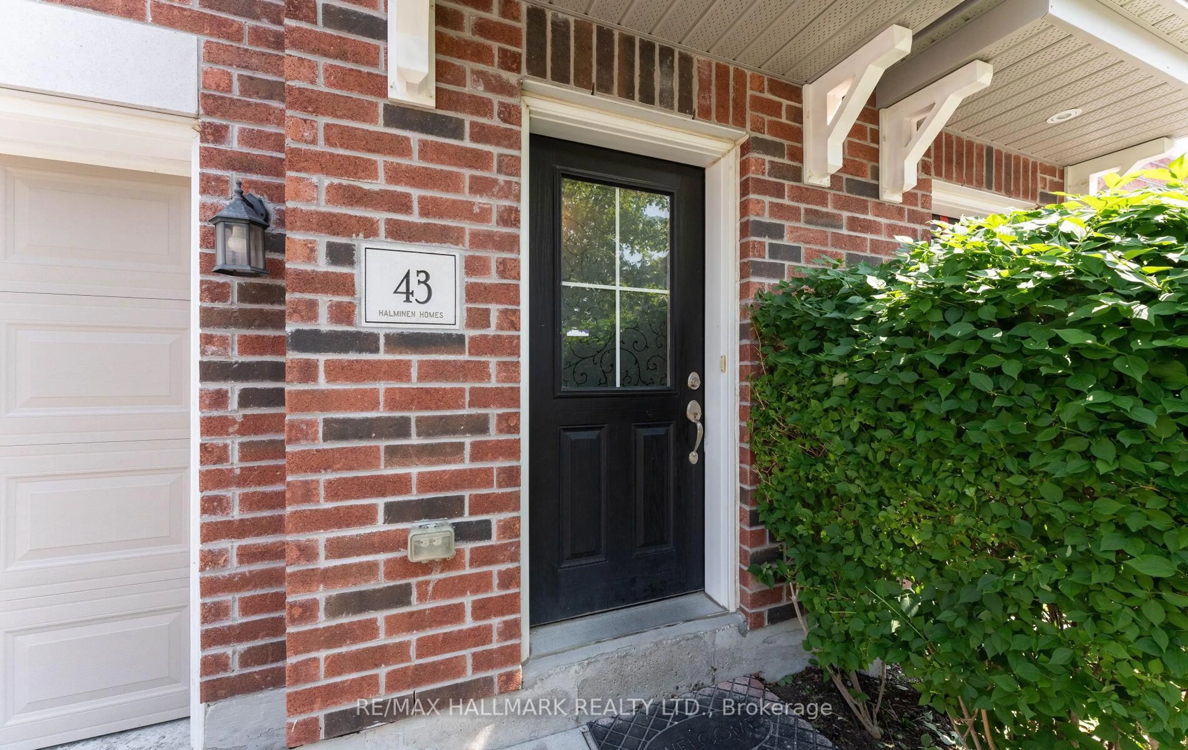Indoor entryway for 43 Streathern Way, Clarington Ontario L1C 0S4