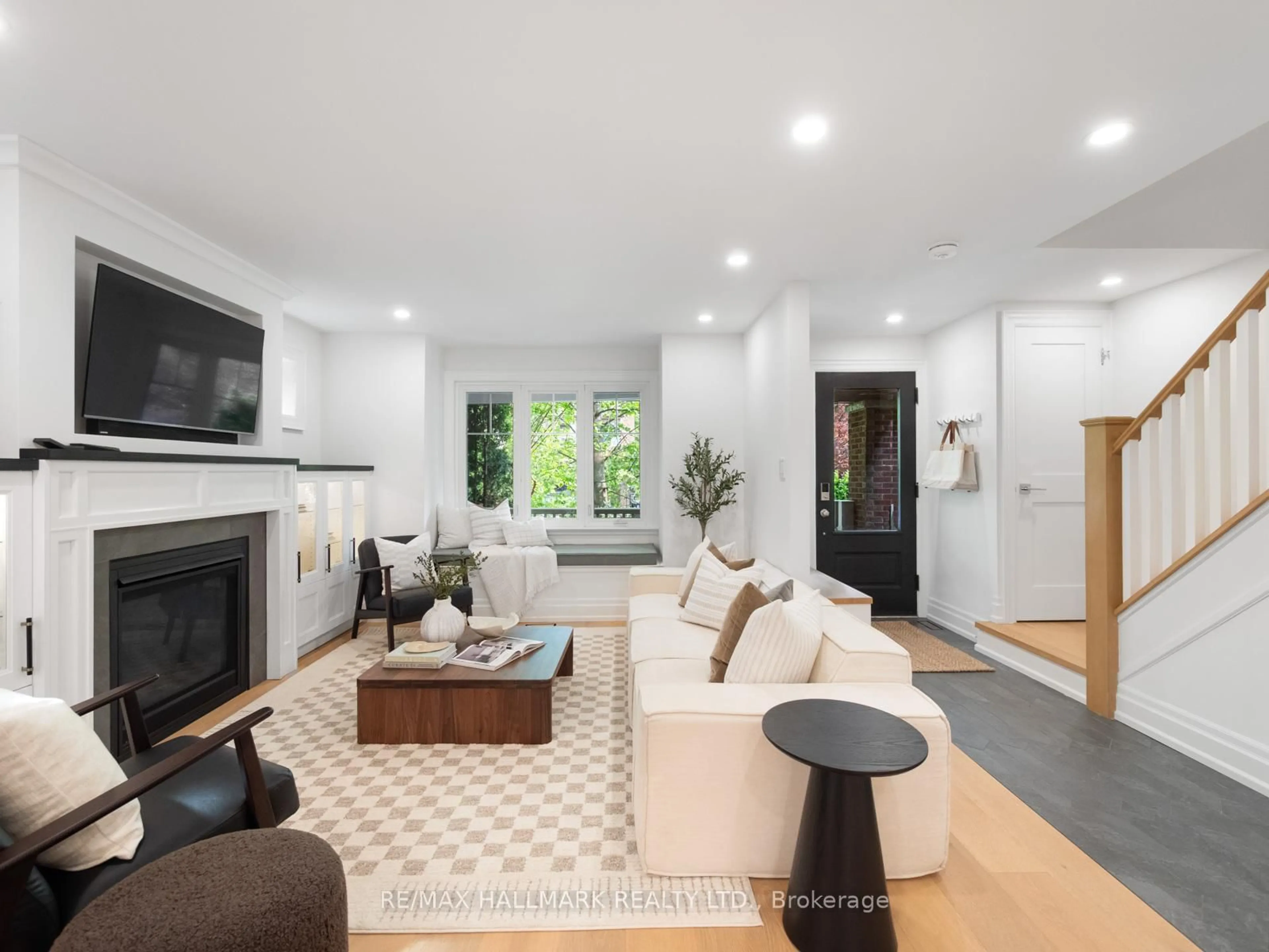 Living room with furniture, unknown for 18 Thorncliffe Ave, Toronto Ontario M4K 1V5