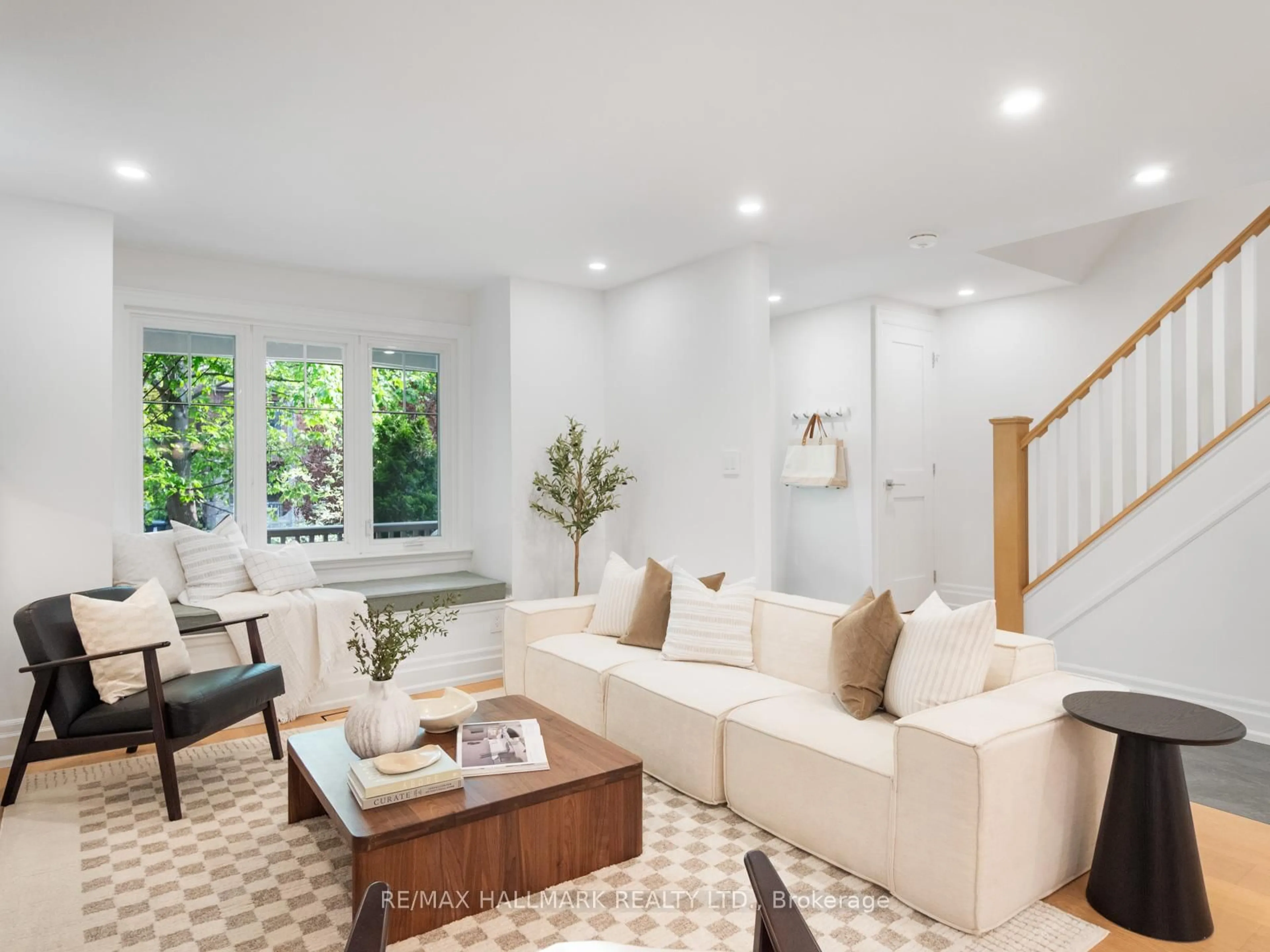 Living room with furniture, unknown for 18 Thorncliffe Ave, Toronto Ontario M4K 1V5