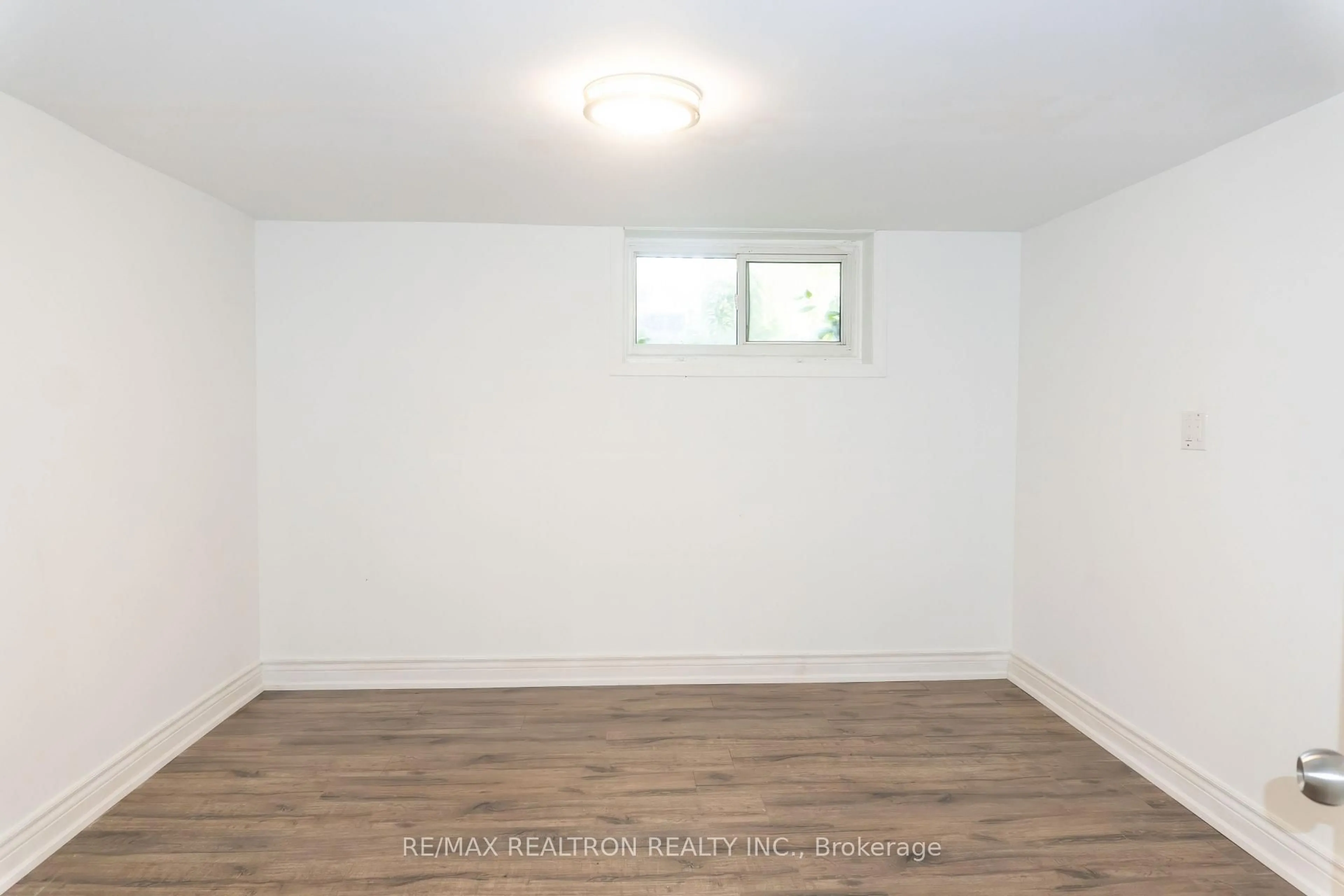 A pic of a room for 27 Churchill Ave, Whitby Ontario L1P 1K2