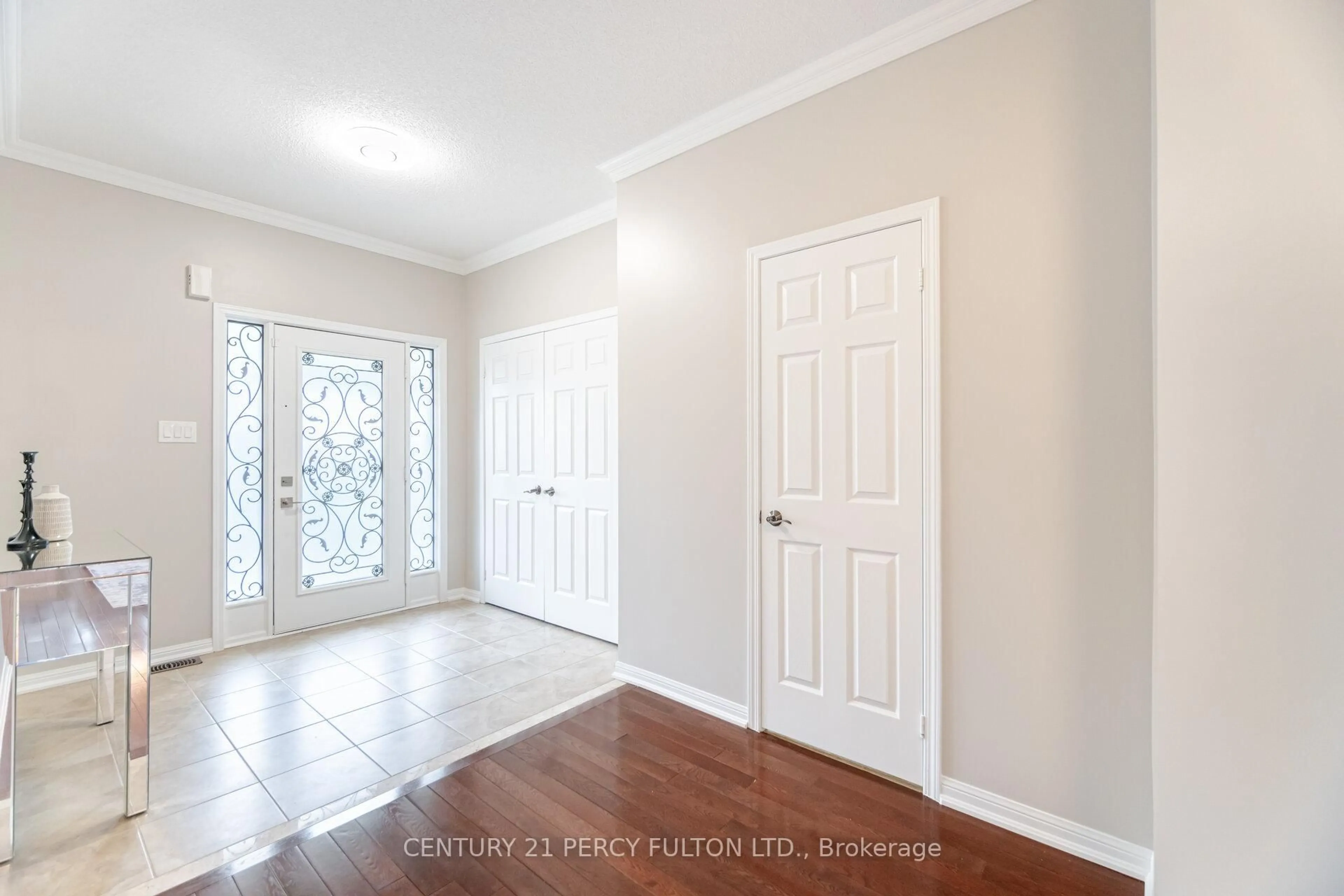Indoor entryway for 1633 Quail Run Dr, Oshawa Ontario L1K 0L9