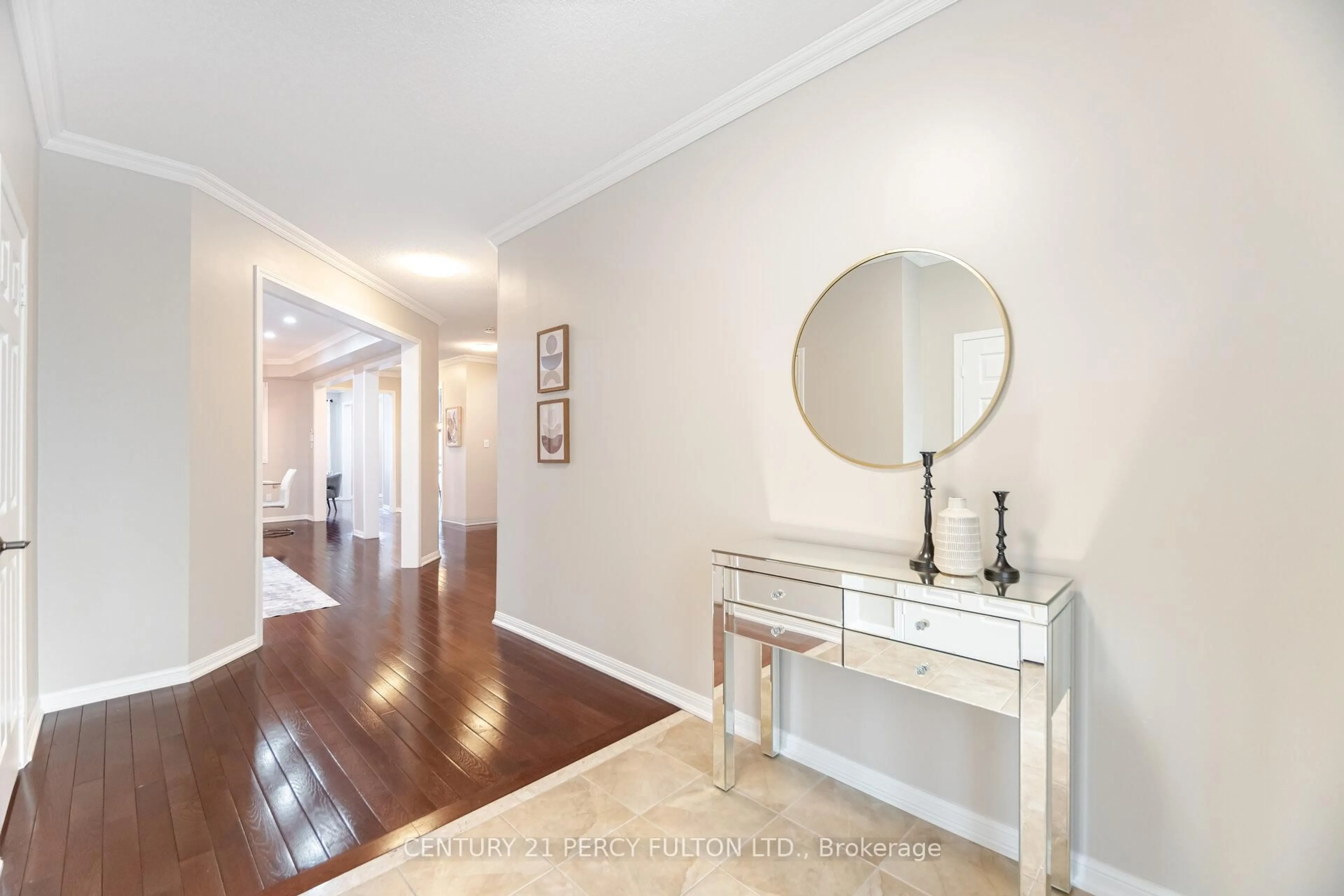Indoor entryway for 1633 Quail Run Dr, Oshawa Ontario L1K 0L9