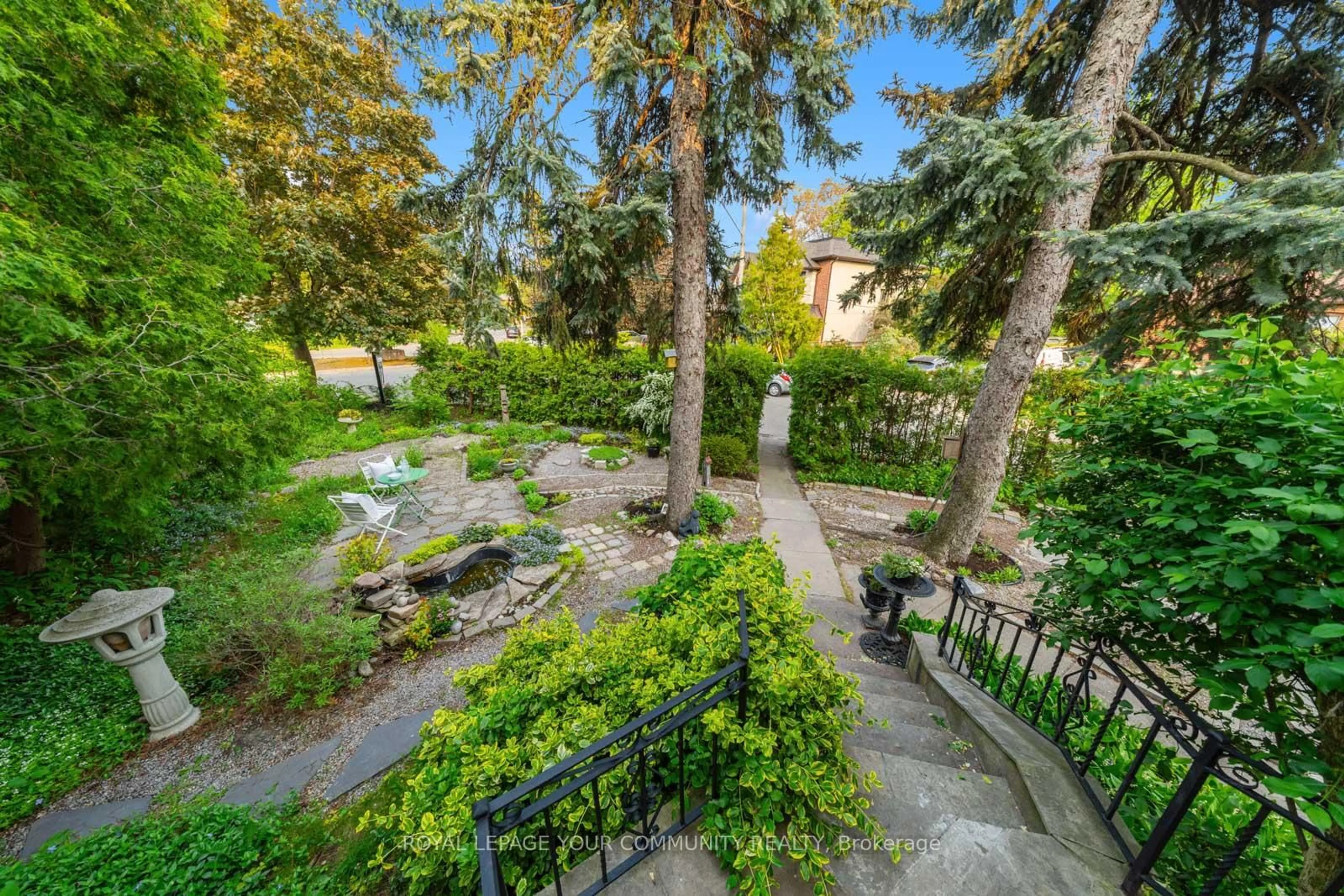 Patio, street for 2 Four Oaks Gate, Toronto Ontario M4J 2X2
