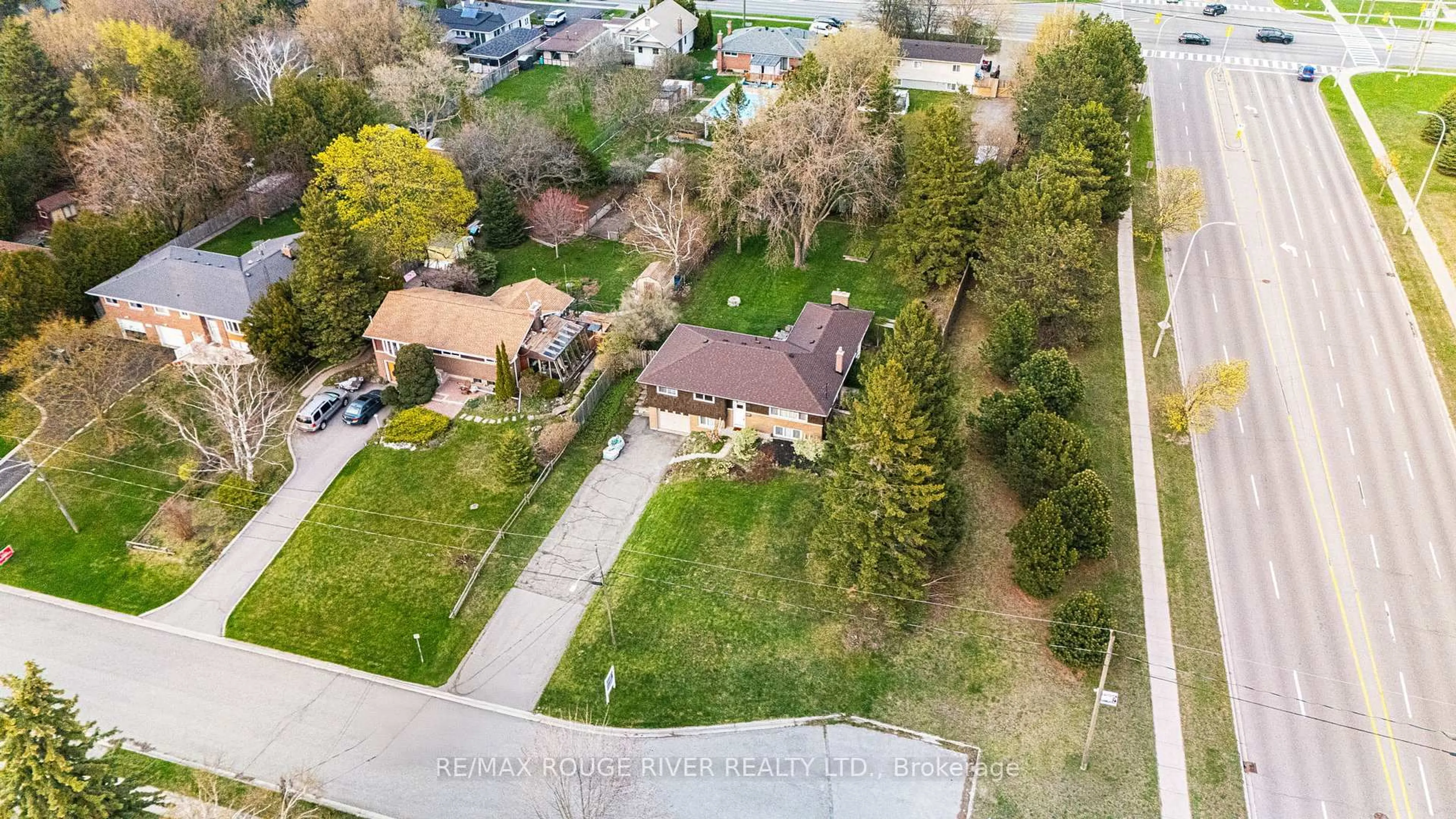 A pic from outside/outdoor area/front of a property/back of a property/a pic from drone, street for 133 Elizabeth Cres, Whitby Ontario L1N 3S1