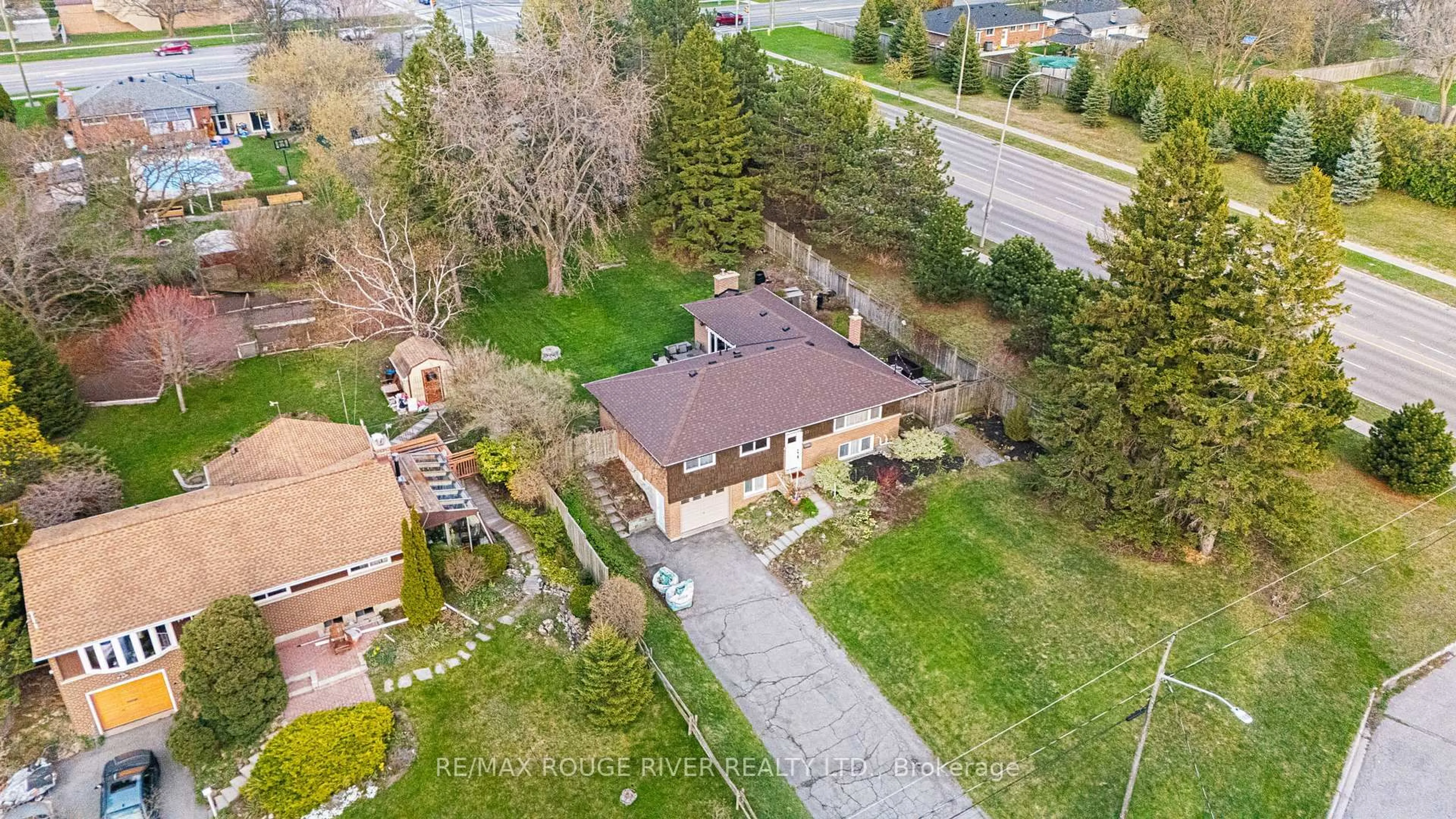A pic from outside/outdoor area/front of a property/back of a property/a pic from drone, street for 133 Elizabeth Cres, Whitby Ontario L1N 3S1