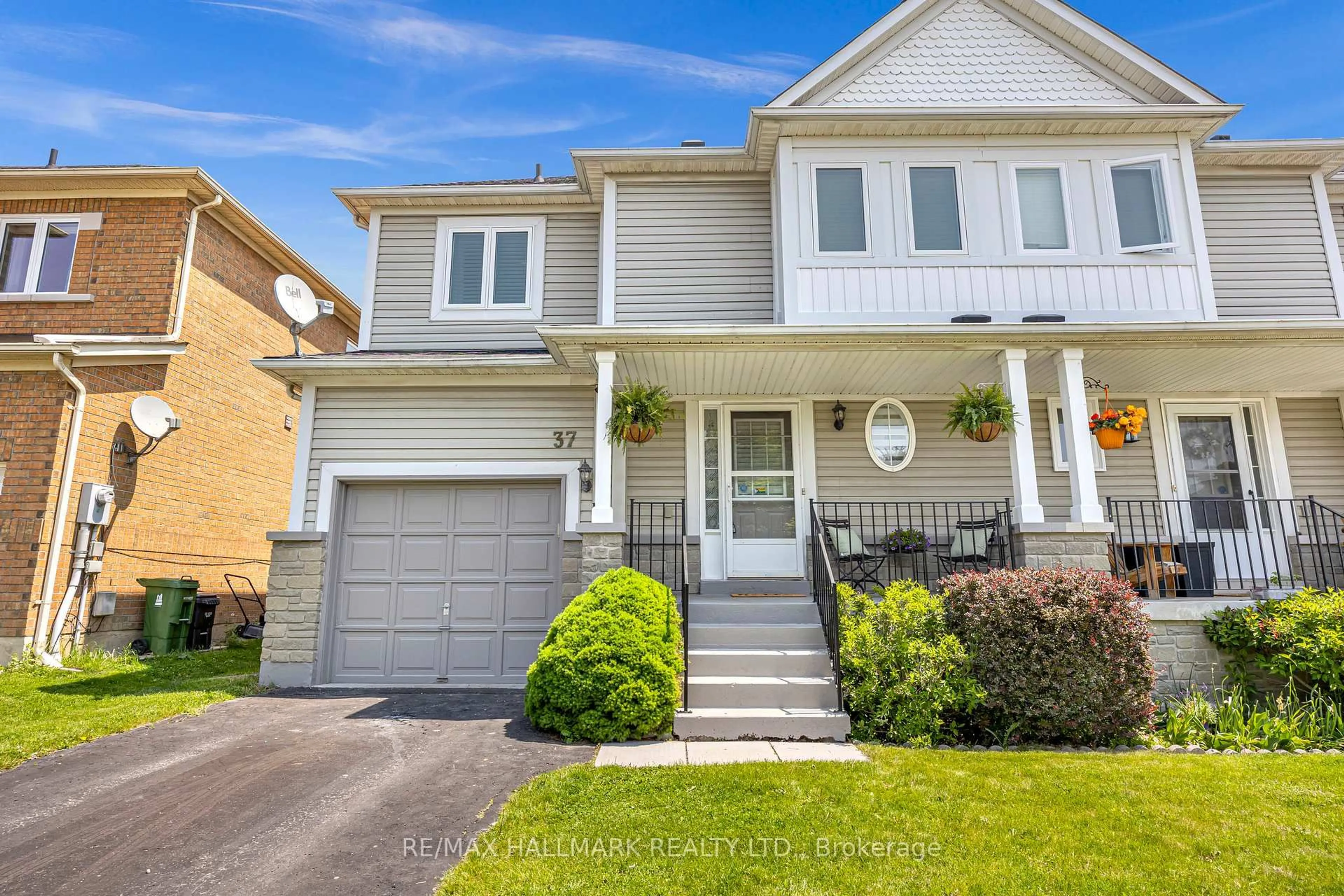 Home with vinyl exterior material, street for 37 Freeport Dr, Toronto Ontario M1C 5G1