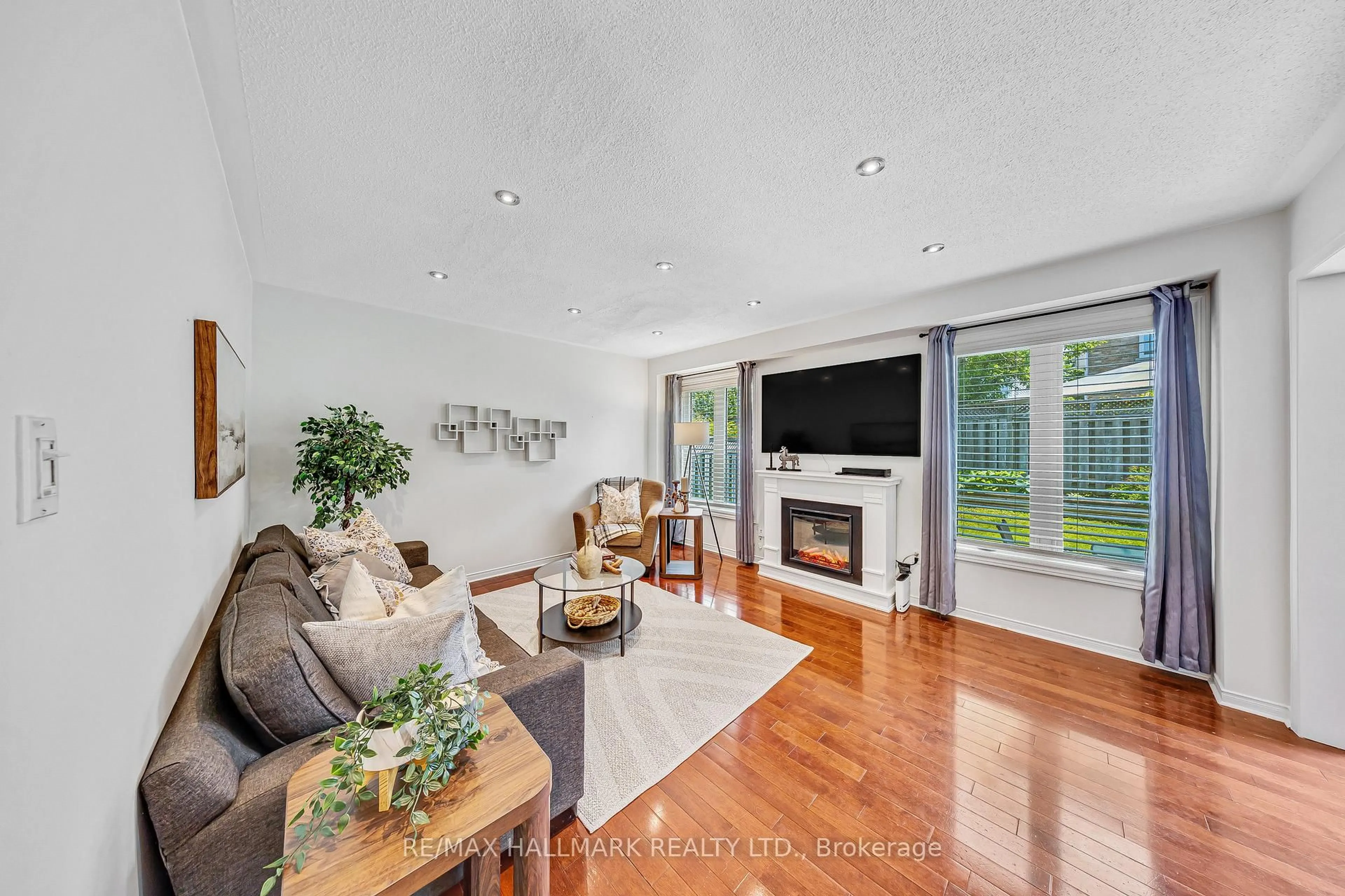 Living room with furniture, wood/laminate floor for 37 Freeport Dr, Toronto Ontario M1C 5G1