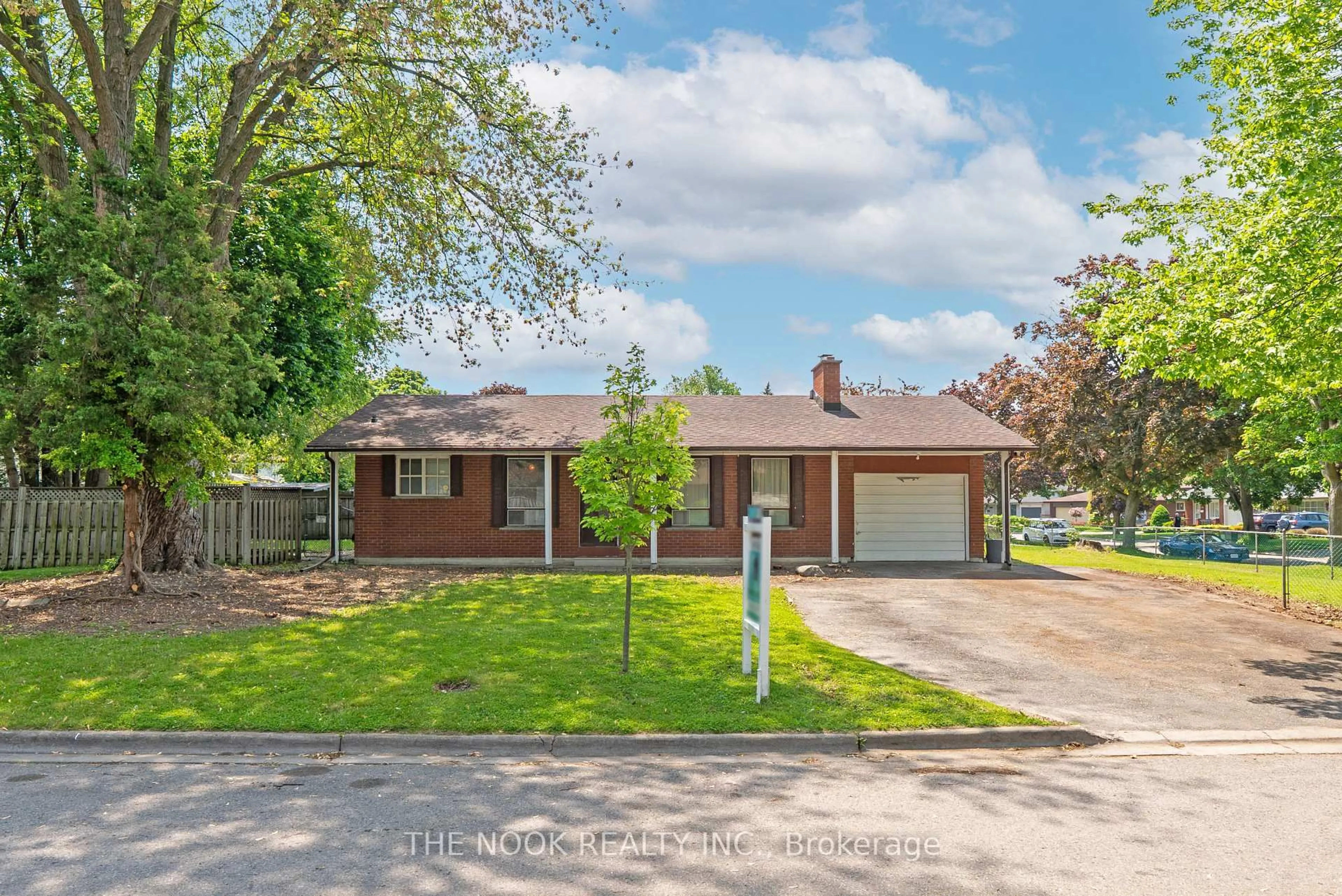 Home with brick exterior material, street for 955 Hawthorne Crt, Oshawa Ontario L1H 2H4