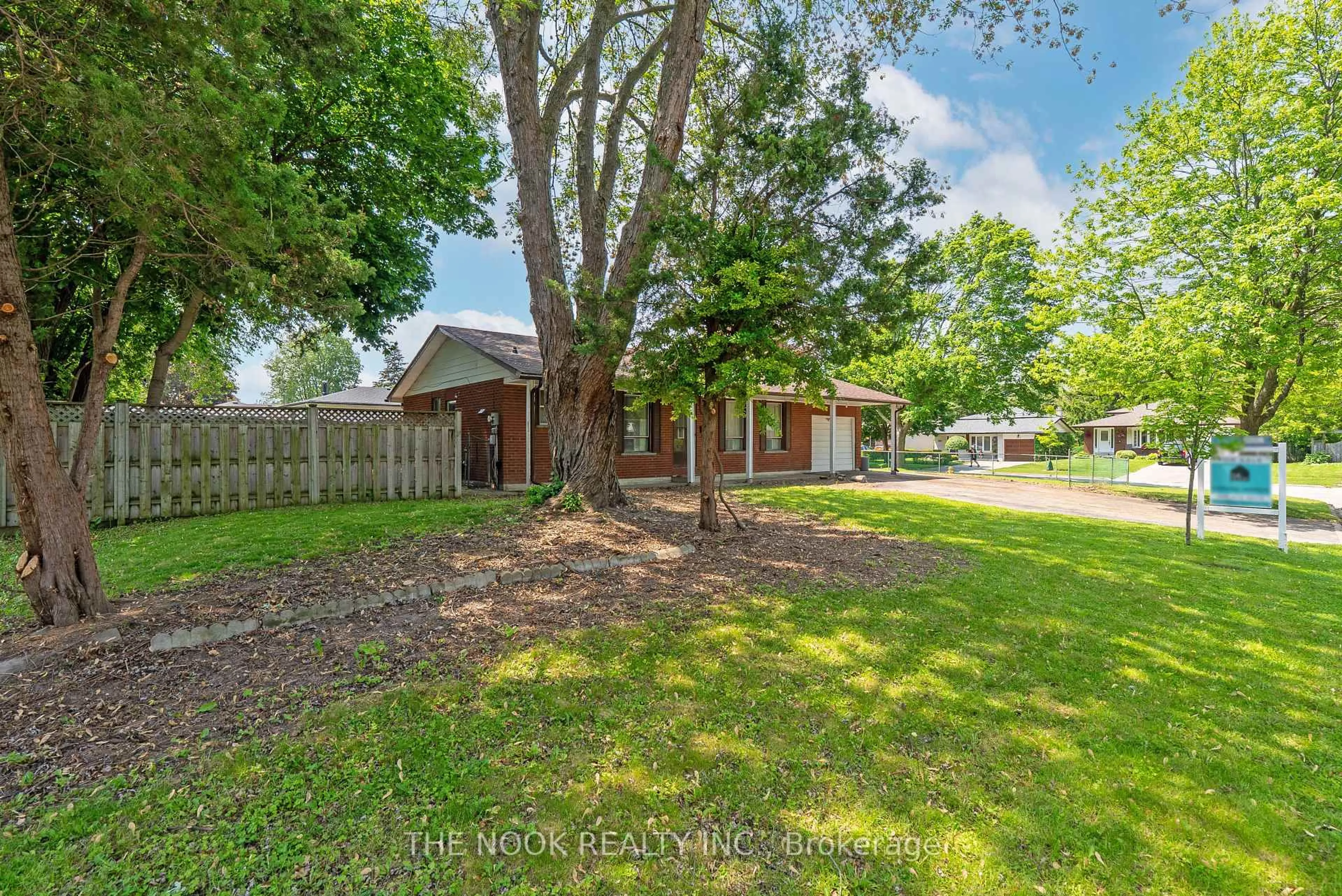 A pic from outside/outdoor area/front of a property/back of a property/a pic from drone, street for 955 Hawthorne Crt, Oshawa Ontario L1H 2H4