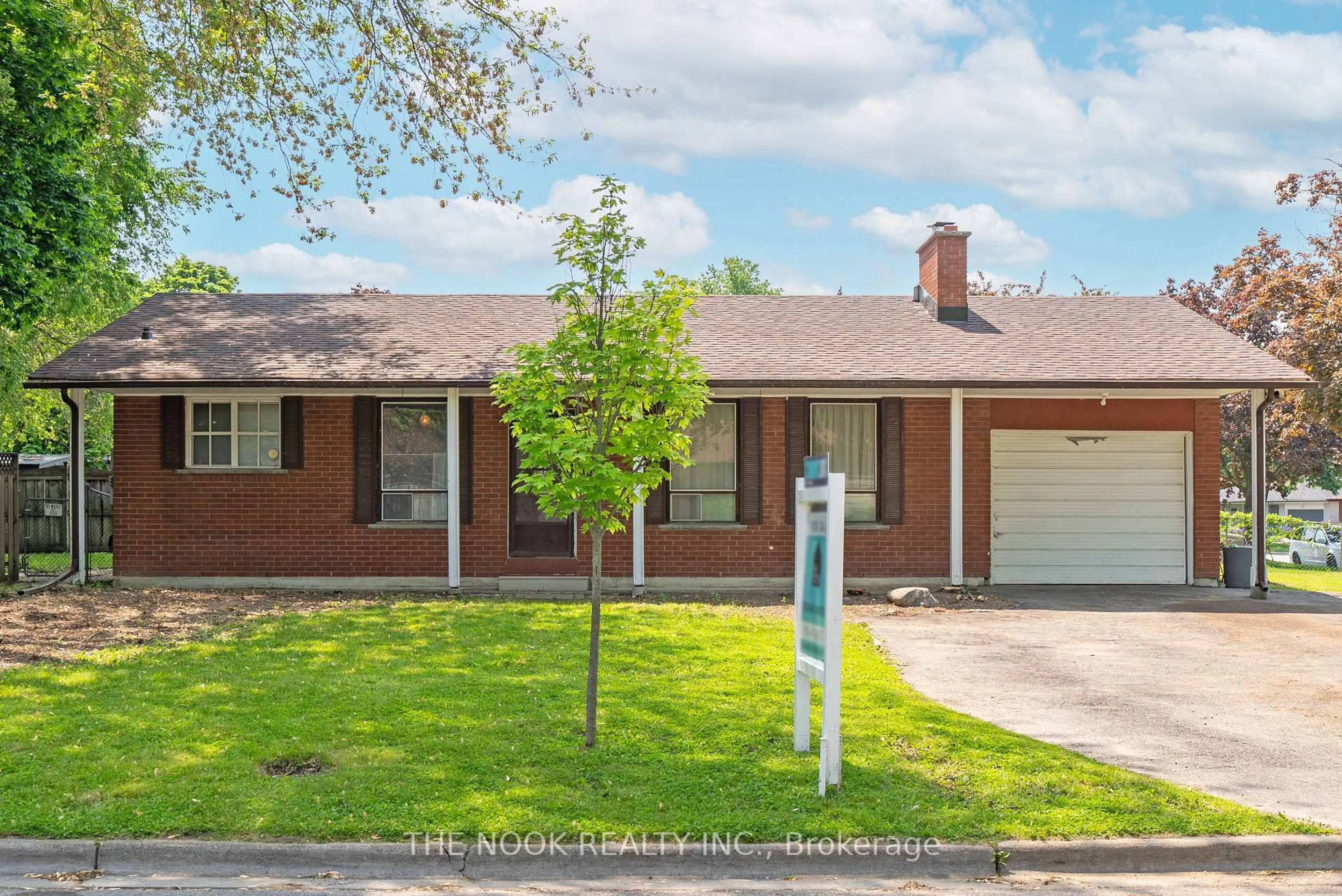 Home with brick exterior material, street for 955 Hawthorne Crt, Oshawa Ontario L1H 2H4