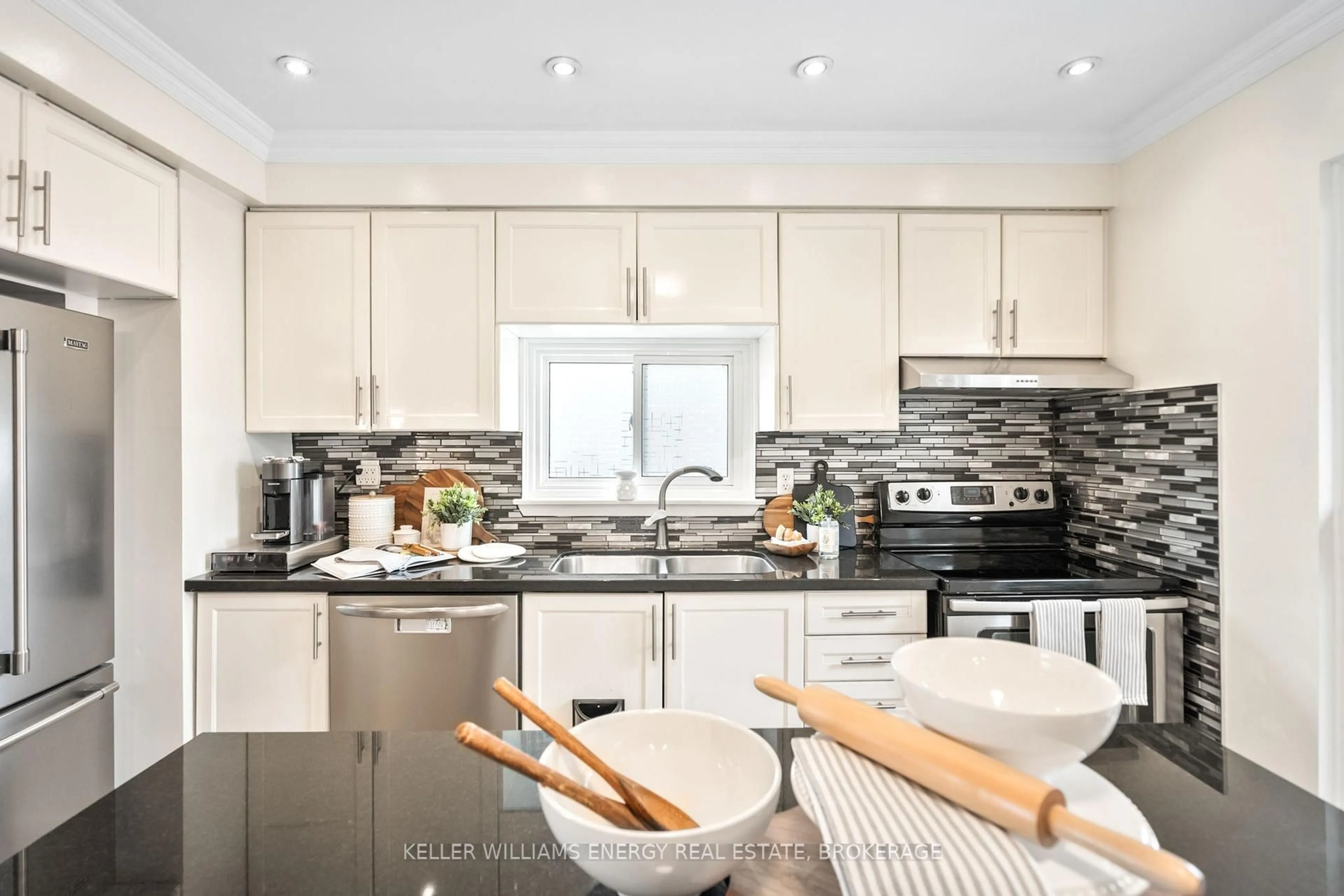 Contemporary kitchen, unknown for 754 Hillcroft St, Oshawa Ontario L1G 7H6
