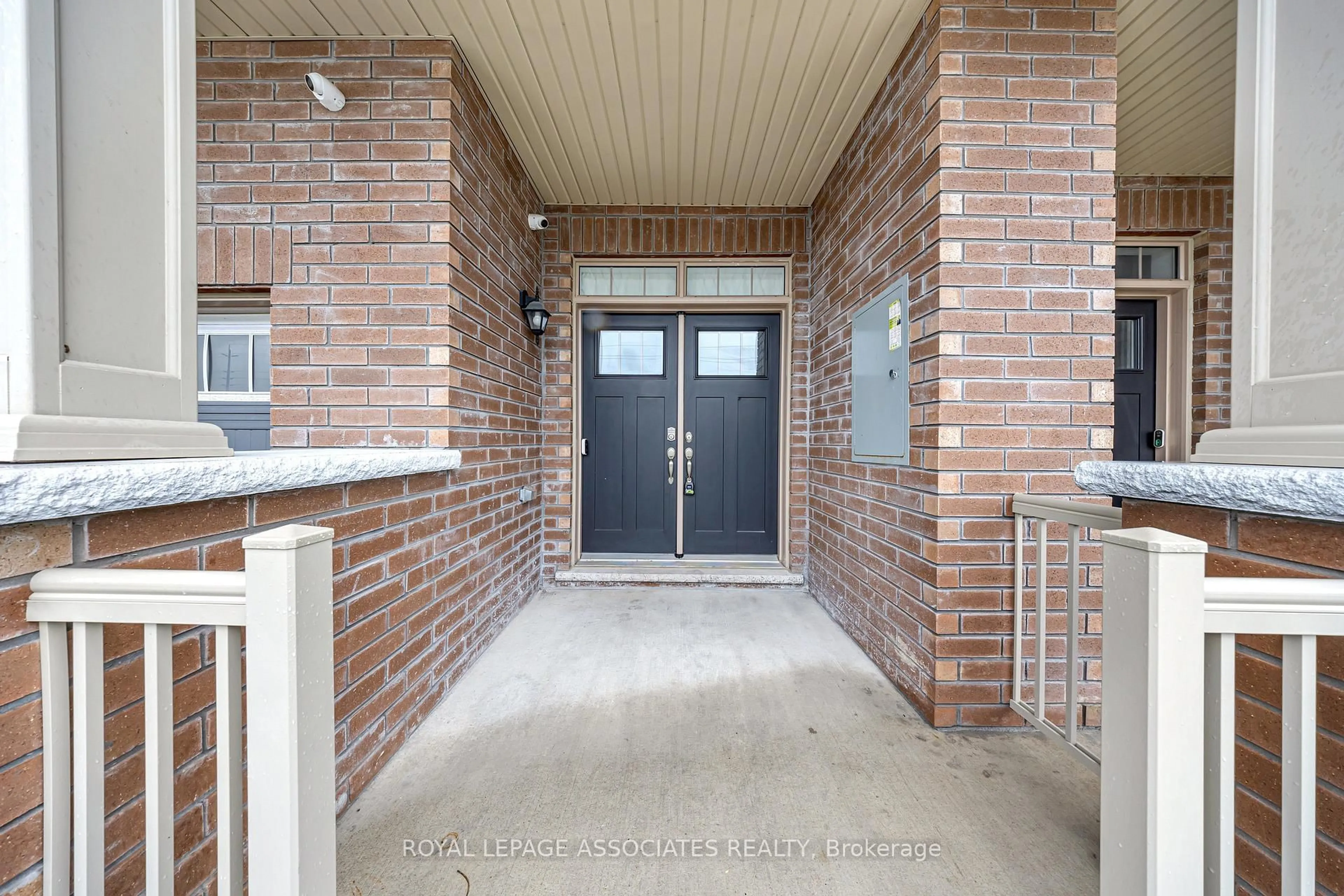 Indoor entryway for 8 Paradise Way, Whitby Ontario L1R 0R7