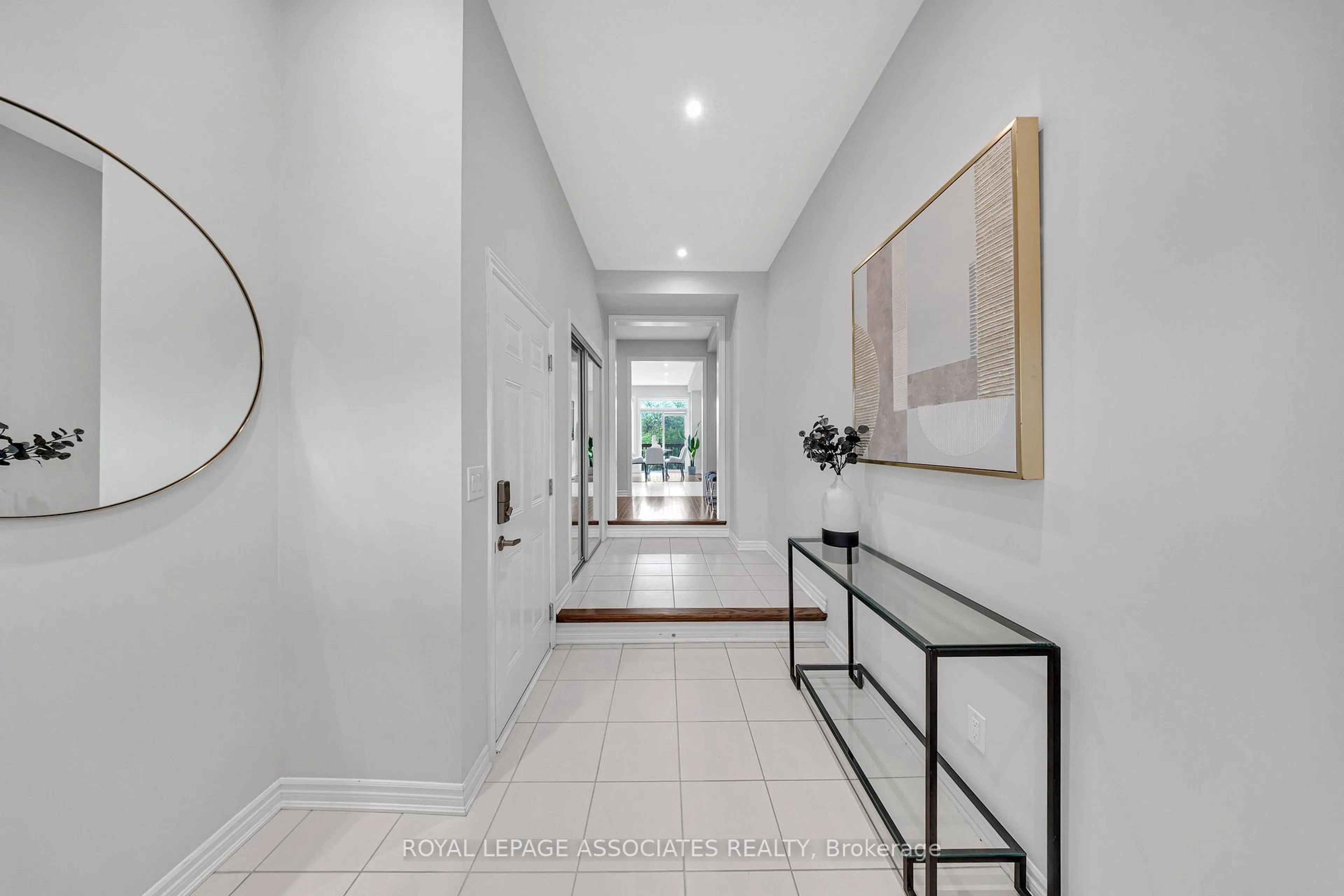 Indoor foyer for 8 Paradise Way, Whitby Ontario L1R 0R7