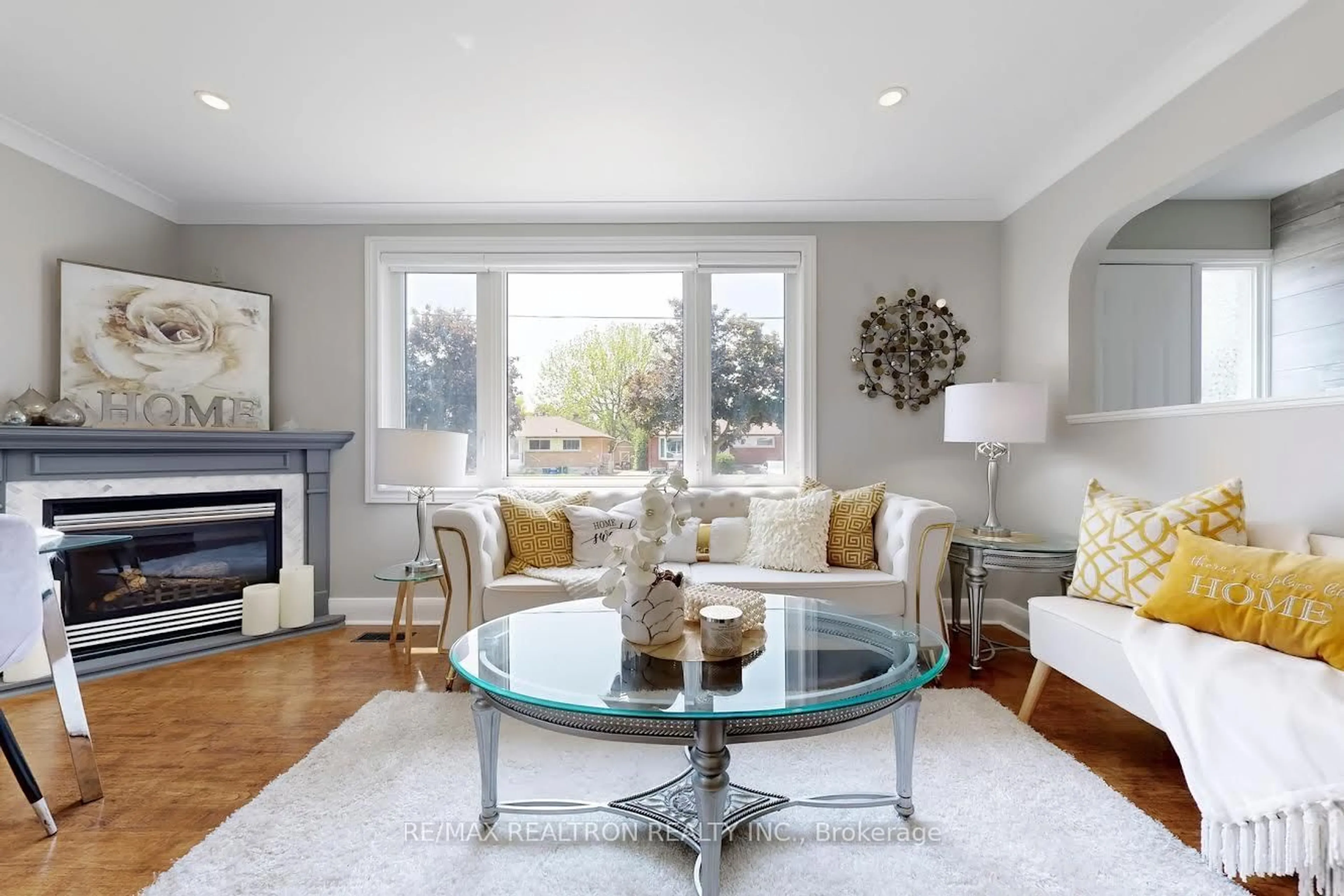Living room with furniture, unknown for 428 Fairleigh Ave, Oshawa Ontario L1J 2W5