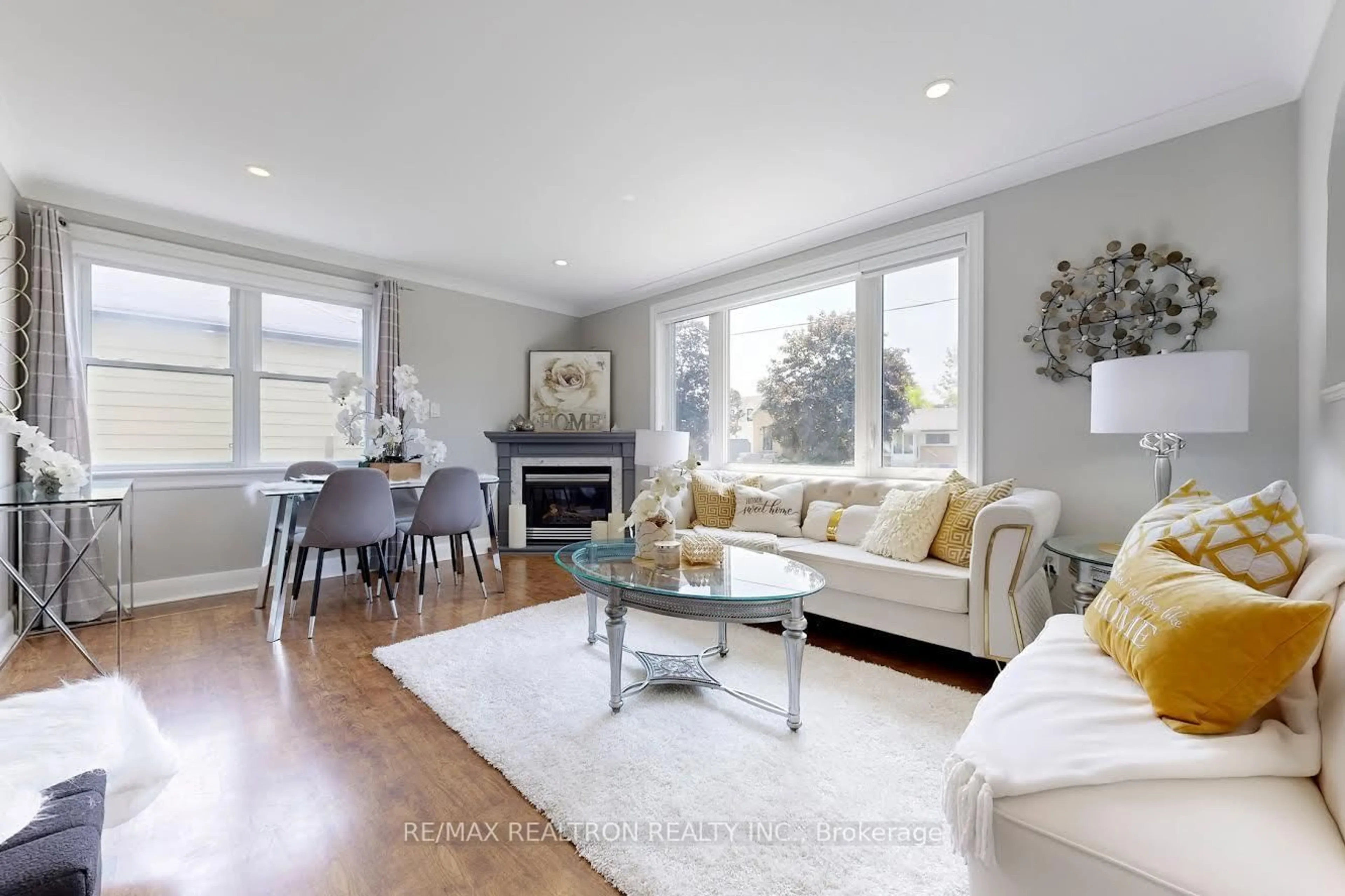Living room with furniture, wood/laminate floor for 428 Fairleigh Ave, Oshawa Ontario L1J 2W5