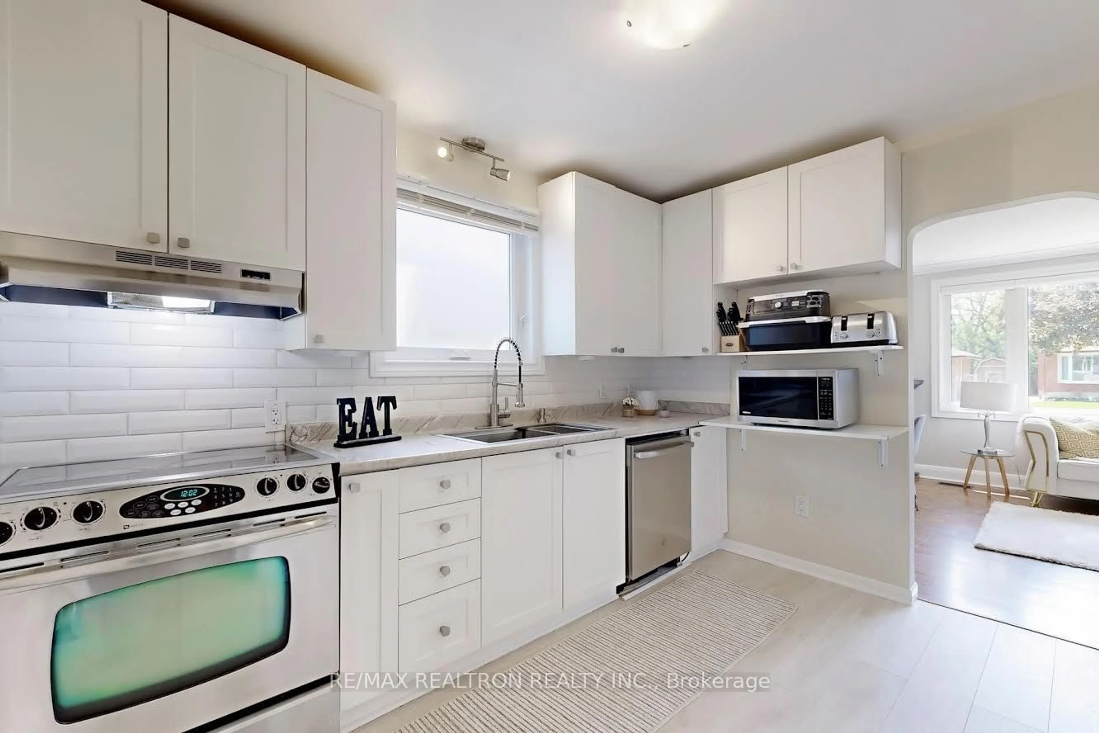 Standard kitchen, ceramic/tile floor for 428 Fairleigh Ave, Oshawa Ontario L1J 2W5