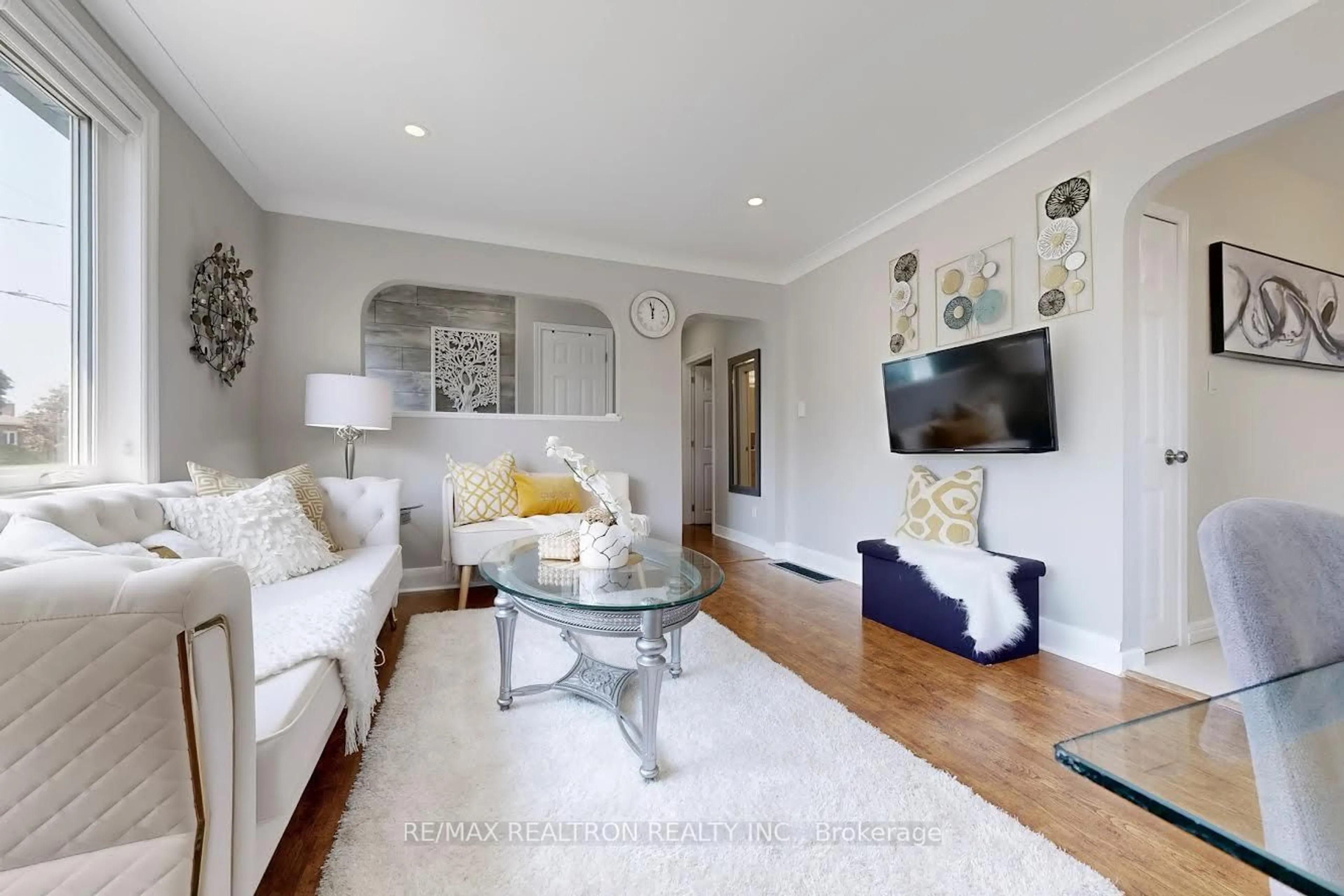 Living room with furniture, wood/laminate floor for 428 Fairleigh Ave, Oshawa Ontario L1J 2W5
