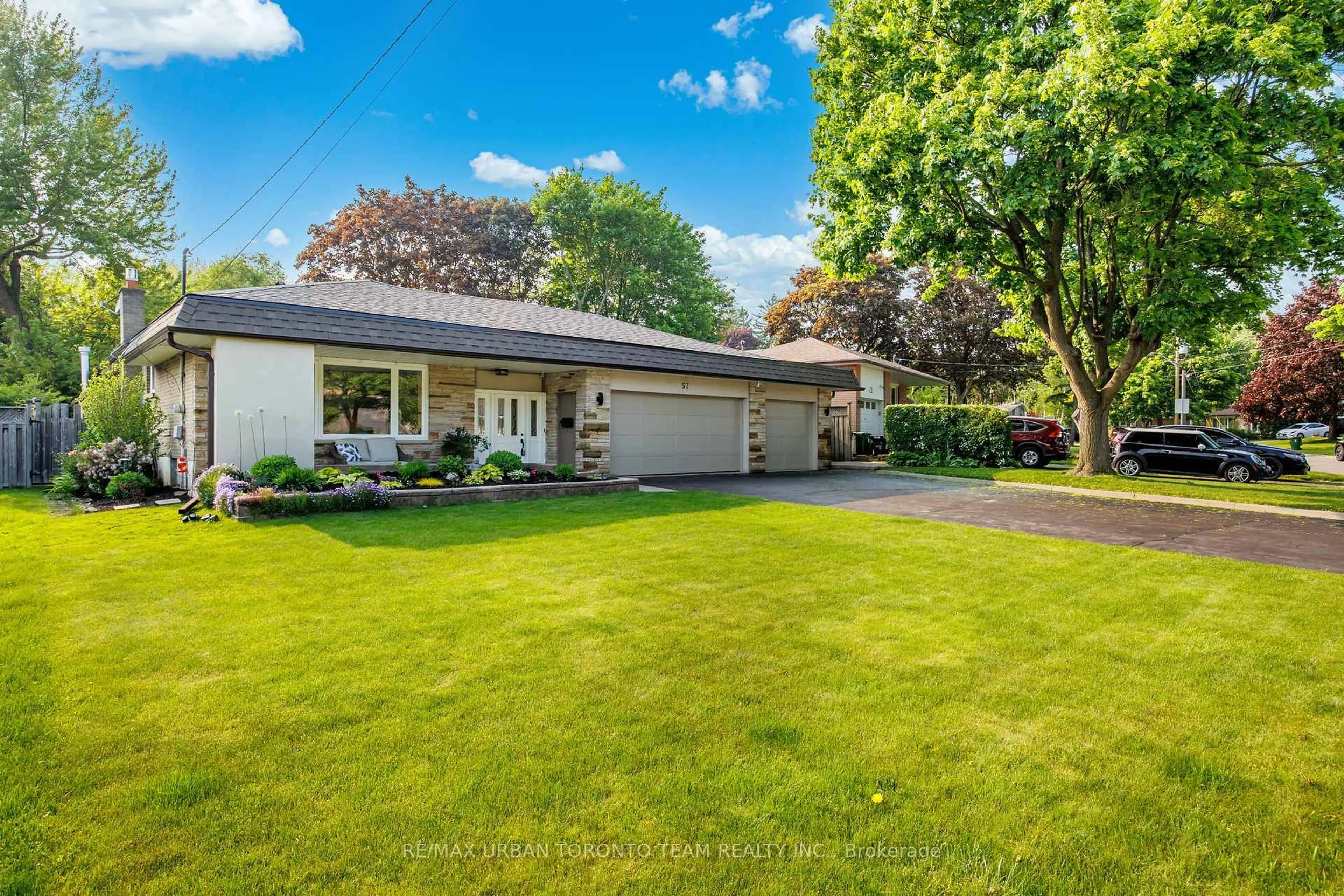 A pic from outside/outdoor area/front of a property/back of a property/a pic from drone, street for 57 Ravine Park Cres, Toronto Ontario M1C 2M5