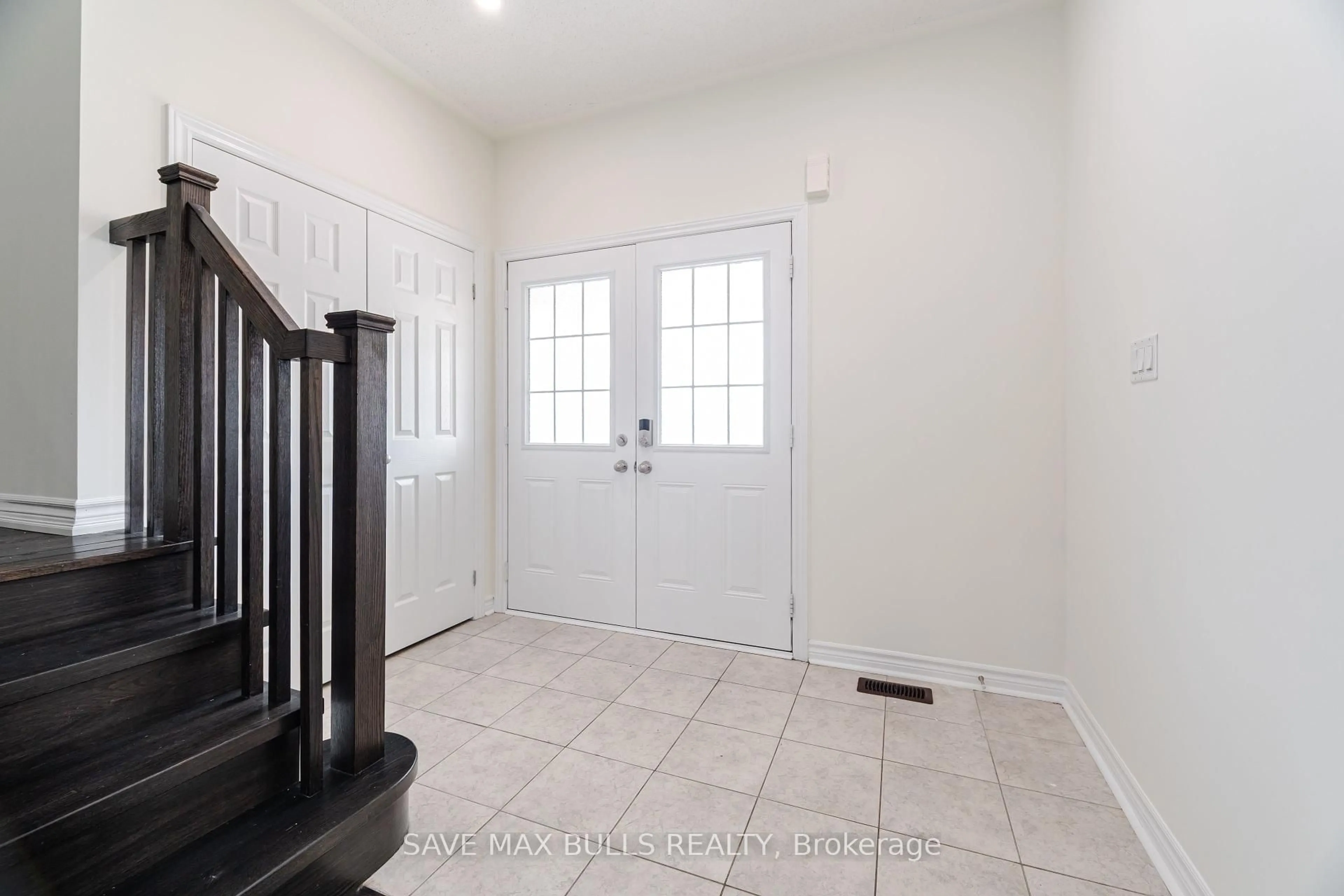 Indoor entryway for 23 Kilpatrick Crt, Clarington Ontario L1V 0C1