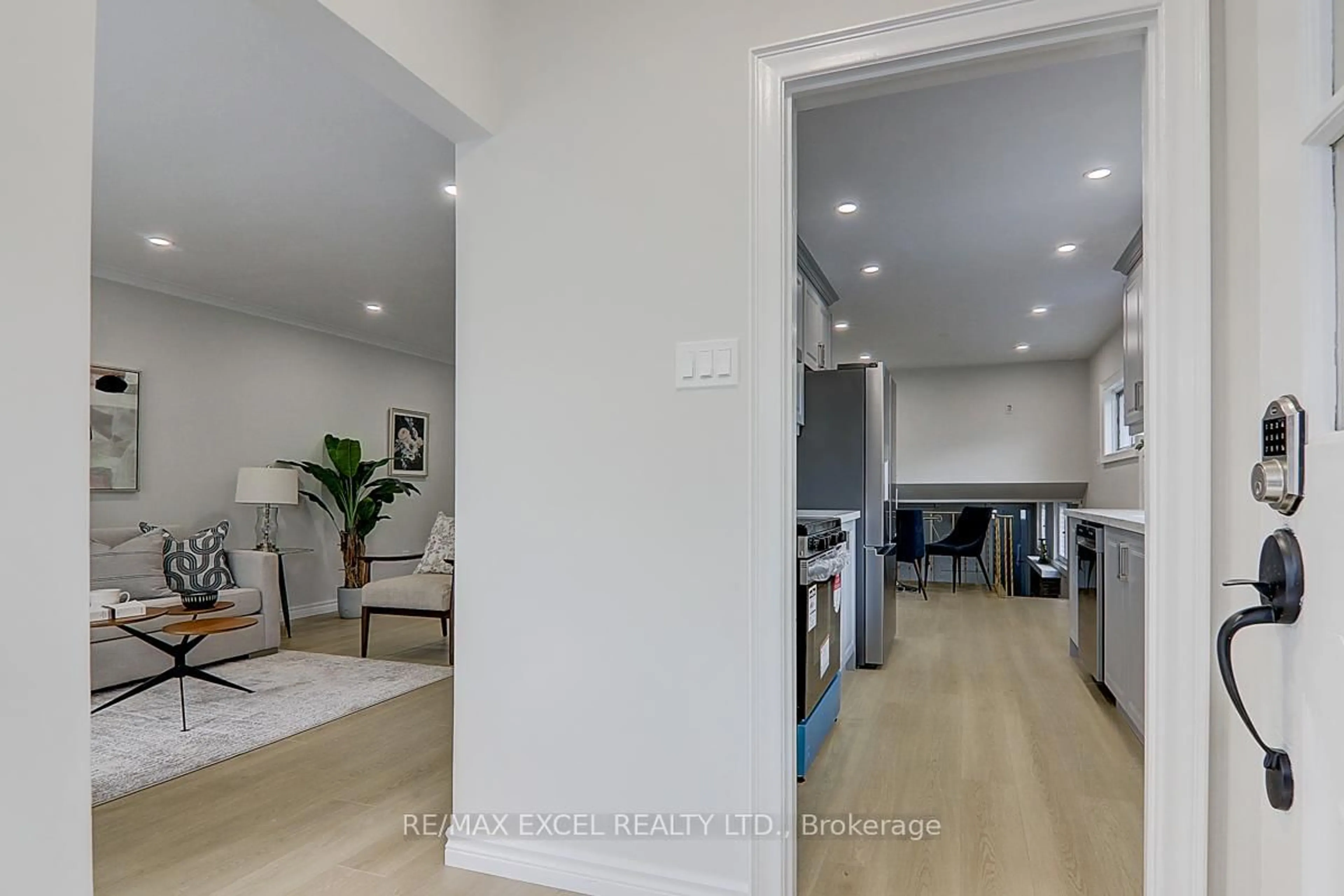 Indoor entryway for 121 Amberjack Blvd, Toronto Ontario M1H 2J6