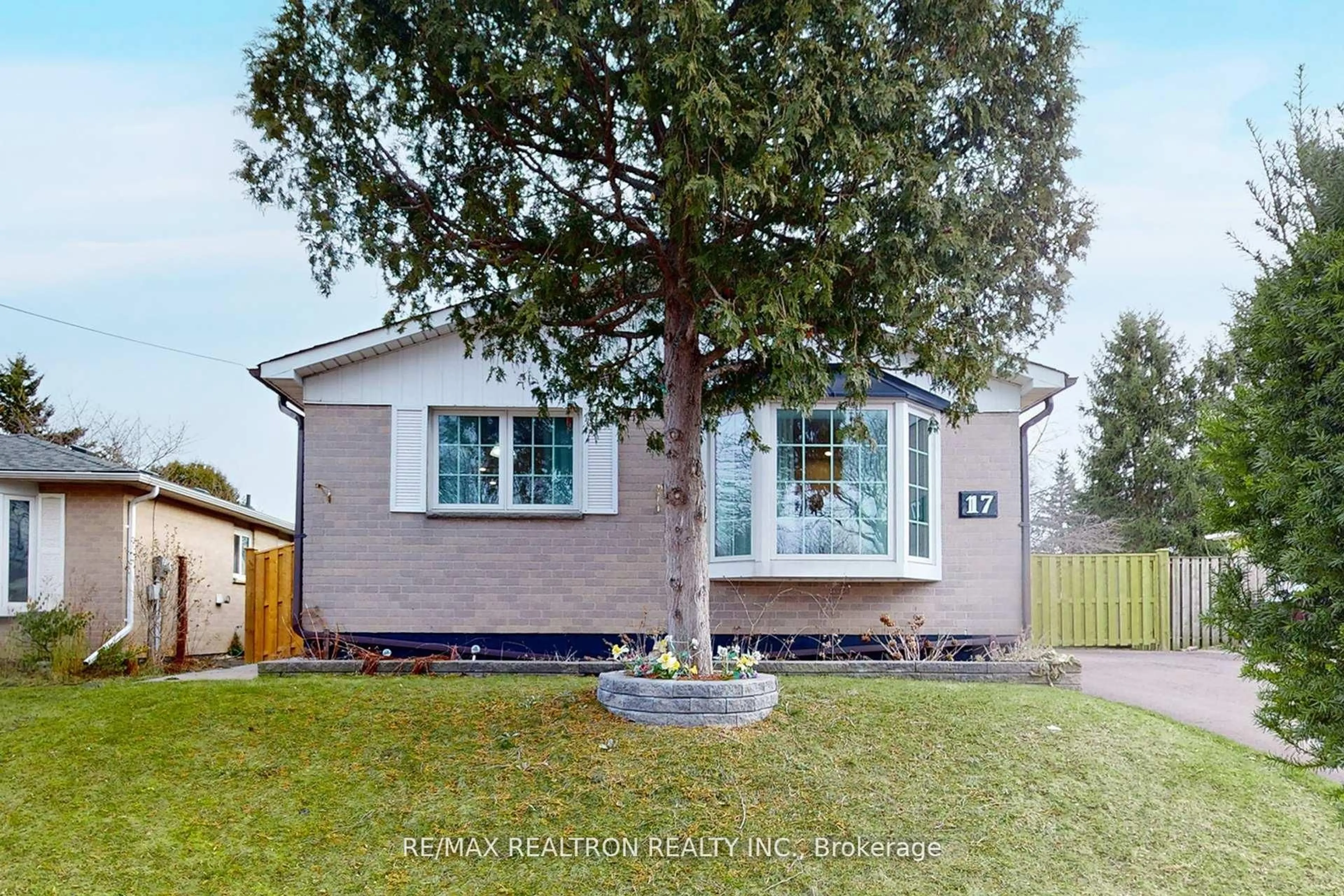 Home with vinyl exterior material, street for 17 Tillbrook Crt, Toronto Ontario M1B 1N5