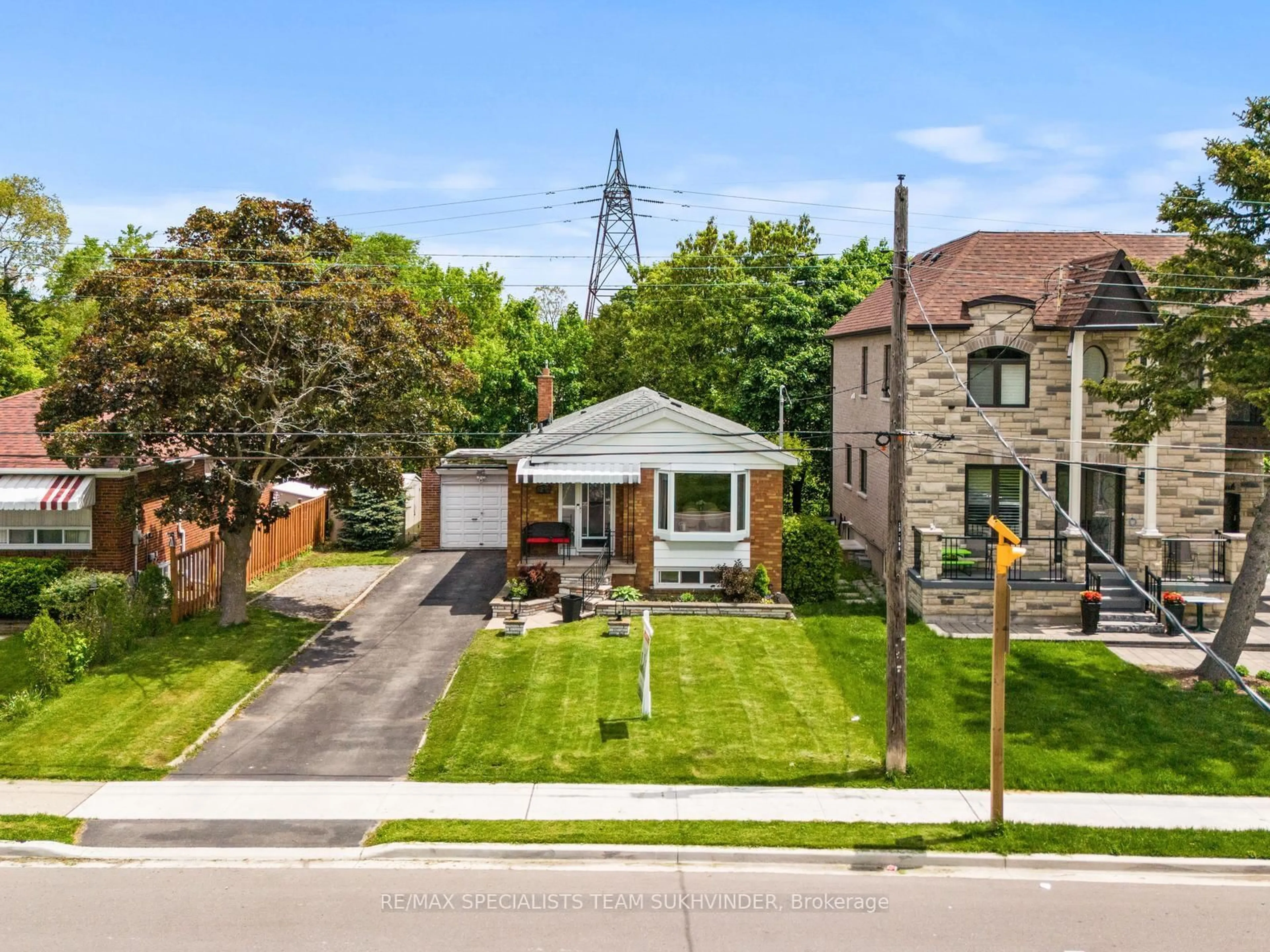 A pic from outside/outdoor area/front of a property/back of a property/a pic from drone, street for 21 White Abbey Park, Toronto Ontario M1R 4R3