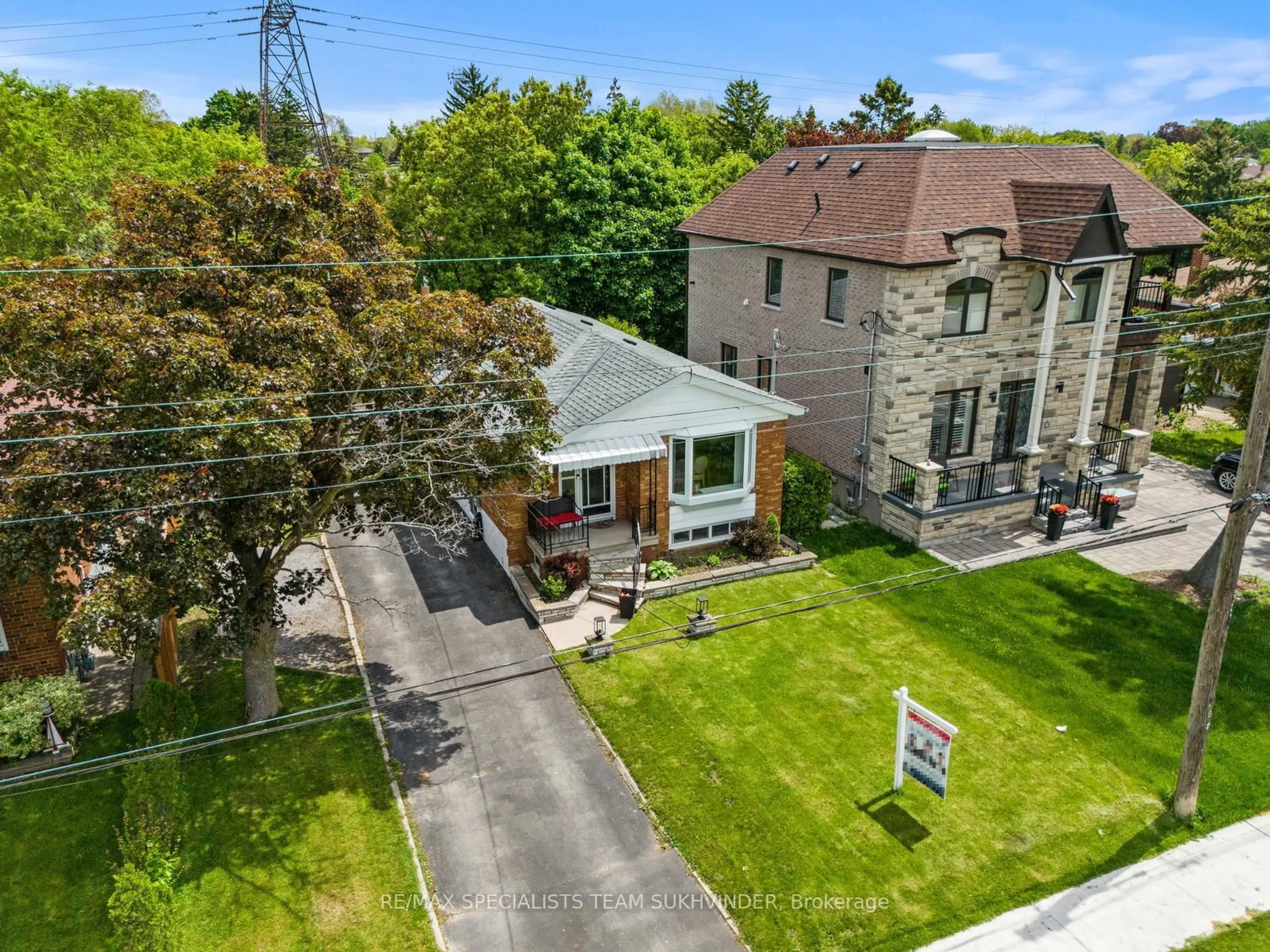 A pic from outside/outdoor area/front of a property/back of a property/a pic from drone, street for 21 White Abbey Park, Toronto Ontario M1R 4R3