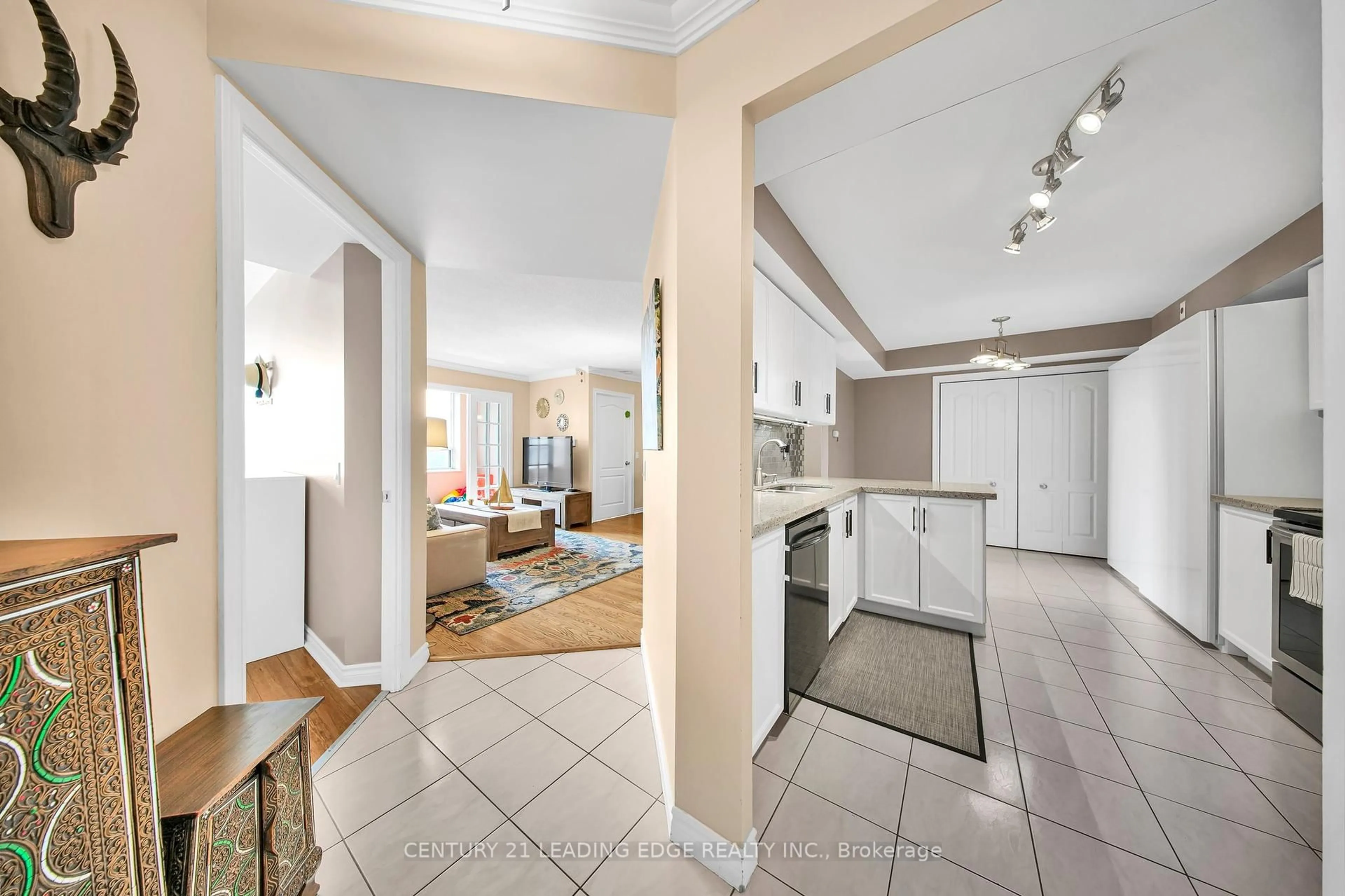 Open concept kitchen, ceramic/tile floor for 115 Omni Dr #1509, Toronto Ontario M1P 5B4