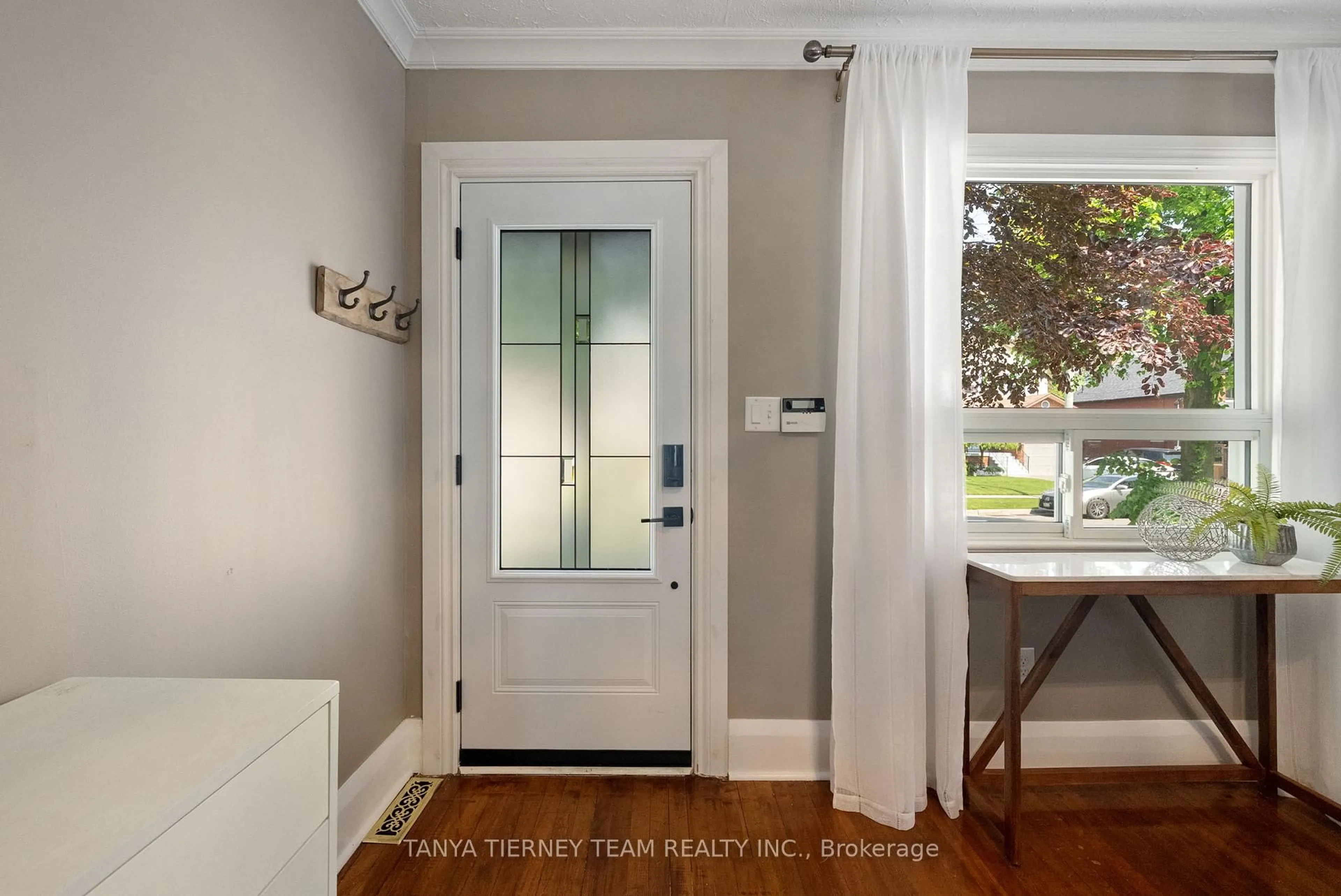 Indoor entryway for 148 Warren Ave, Oshawa Ontario L1J 4G6