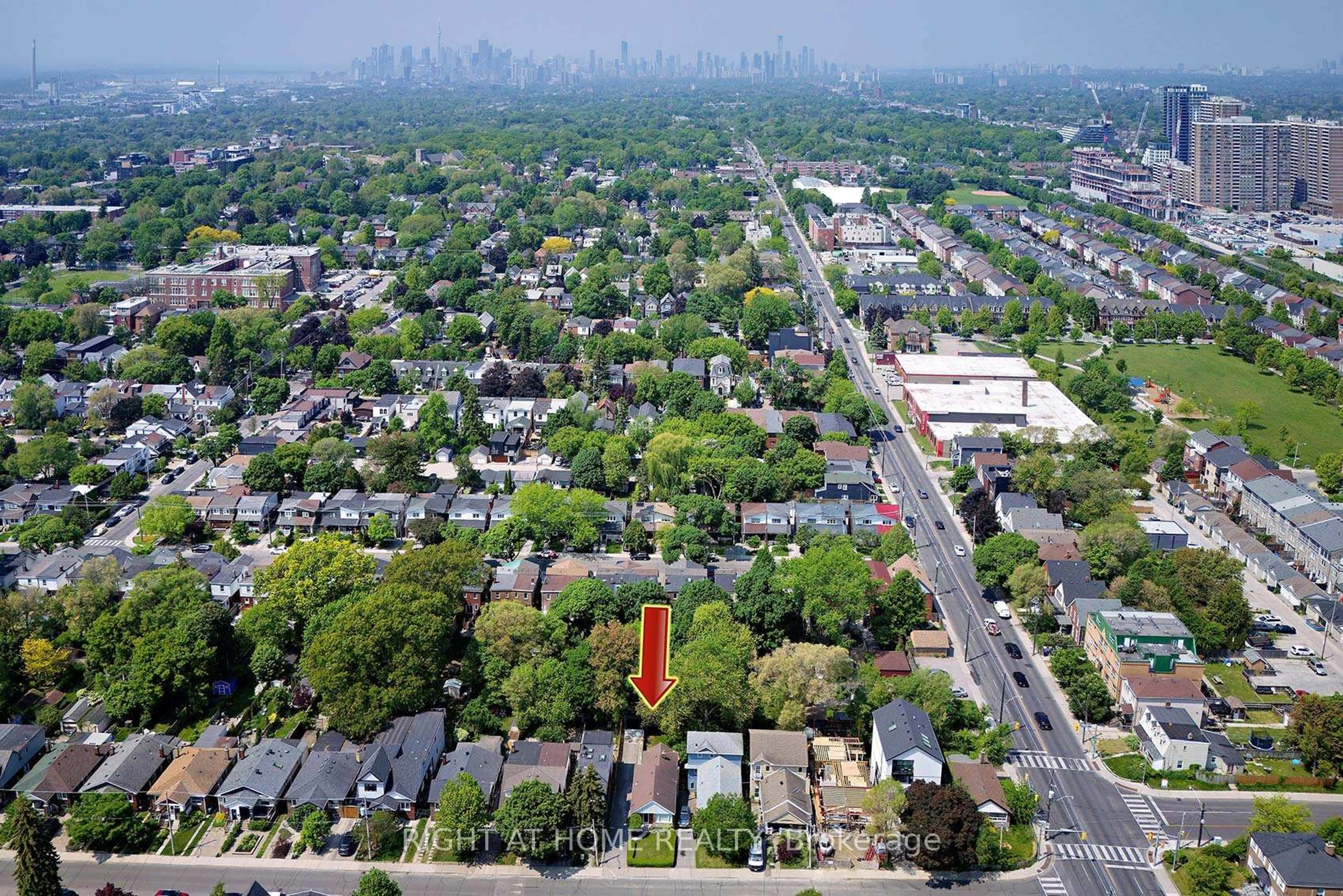 A pic from outside/outdoor area/front of a property/back of a property/a pic from drone, street for 498 Scarborough Rd, Toronto Ontario M4E 3N2
