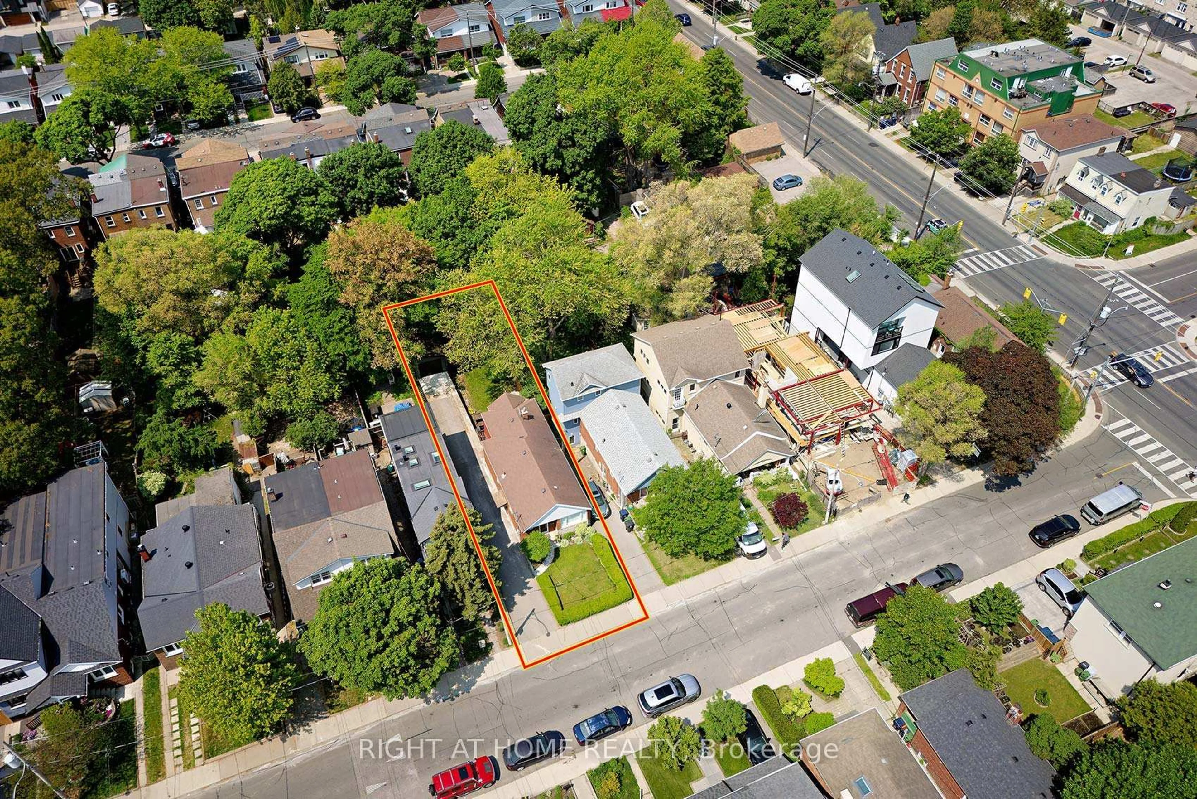 A pic from outside/outdoor area/front of a property/back of a property/a pic from drone, street for 498 Scarborough Rd, Toronto Ontario M4E 3N2