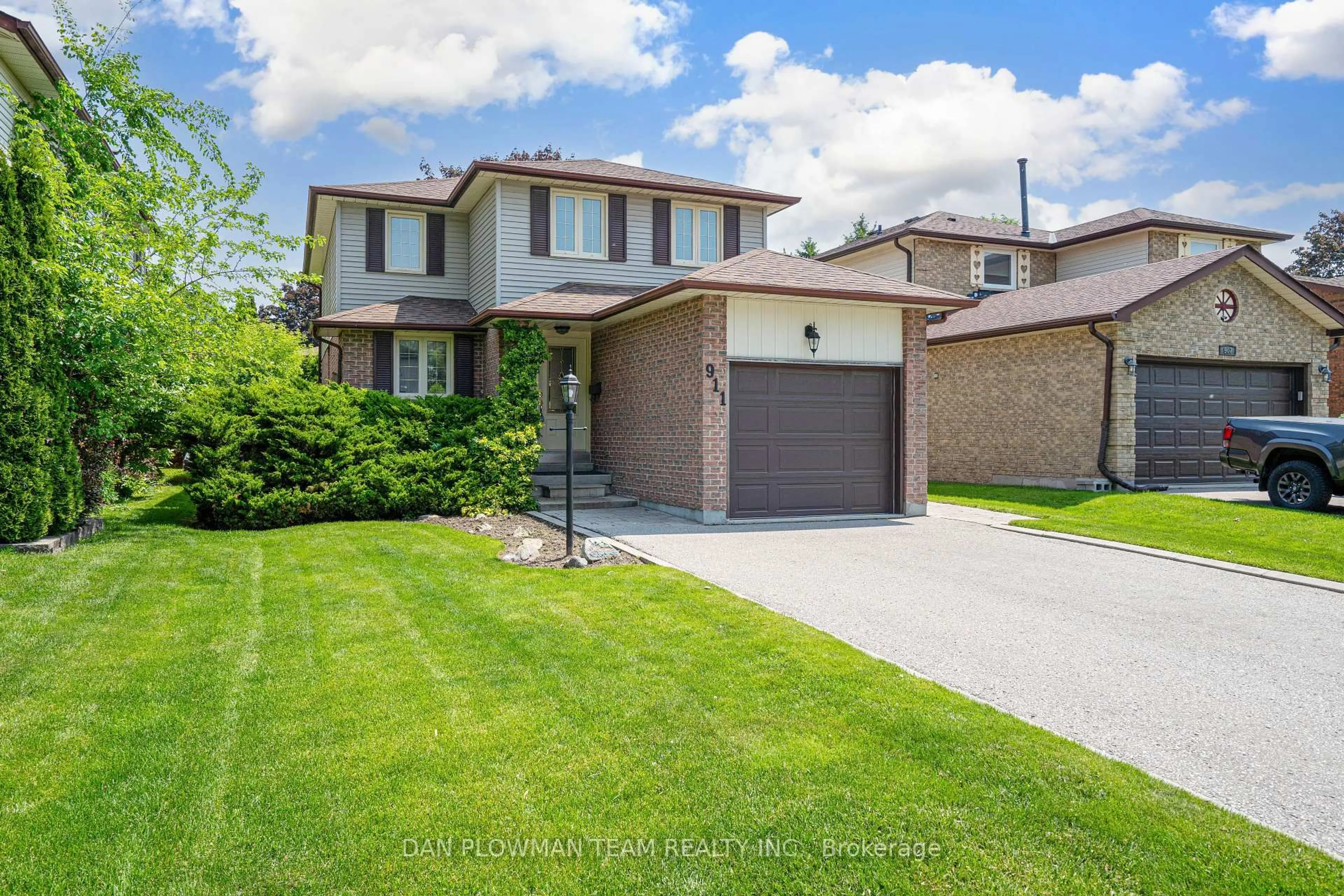 Unknown for 911 William Booth Cres, Oshawa Ontario L1G 7N3