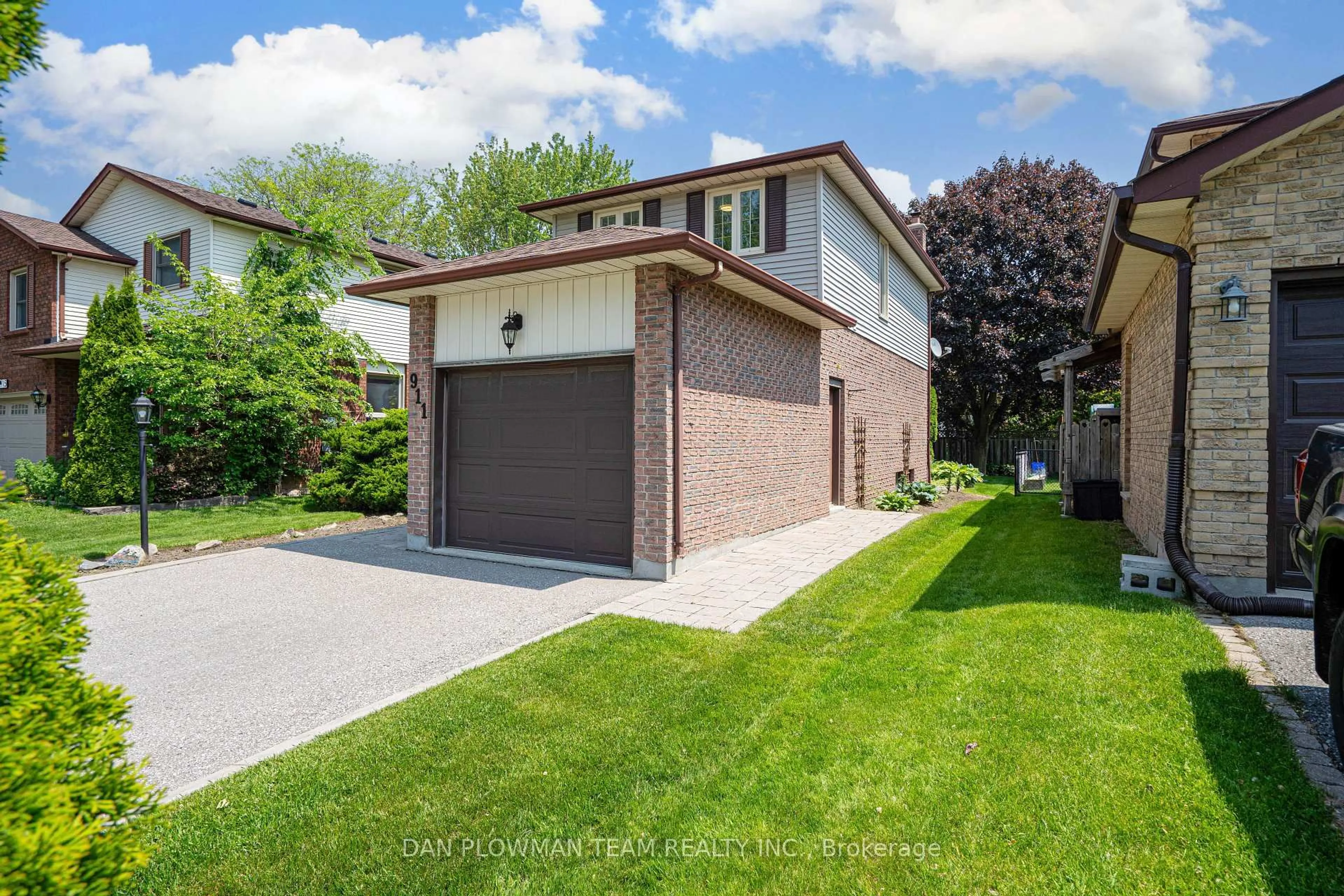Home with brick exterior material, street for 911 William Booth Cres, Oshawa Ontario L1G 7N3