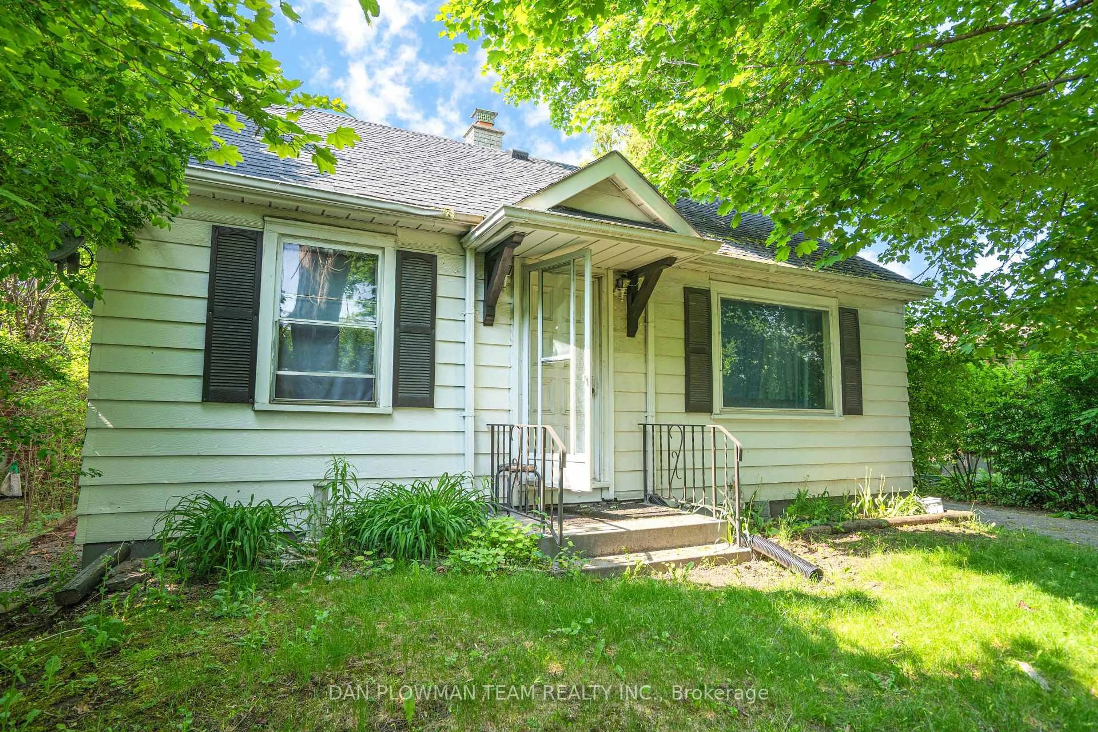 Home with vinyl exterior material, street for 554 Veterans Rd, Oshawa Ontario L1H 3N5