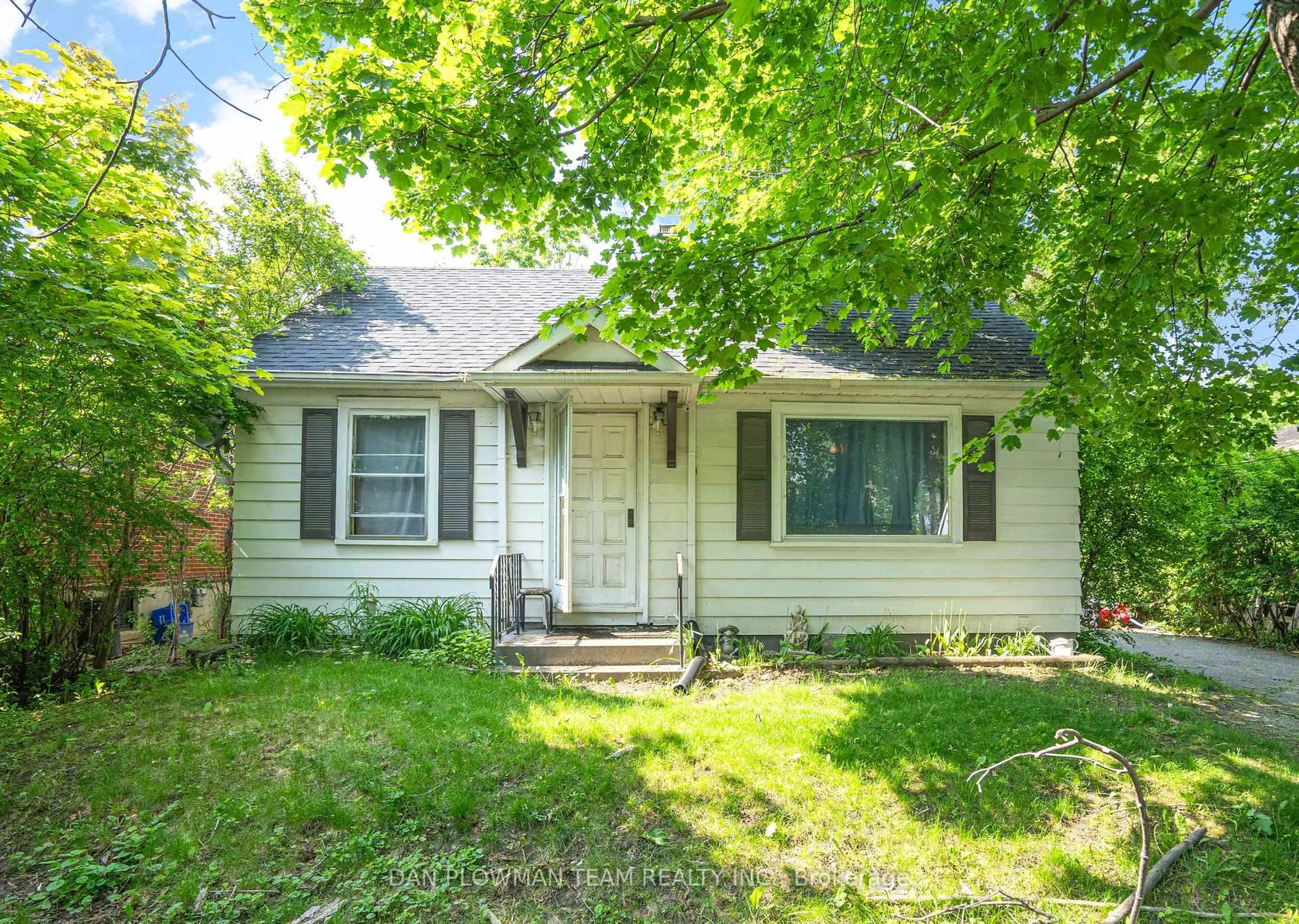 Home with vinyl exterior material, street for 554 Veterans Rd, Oshawa Ontario L1H 3N5
