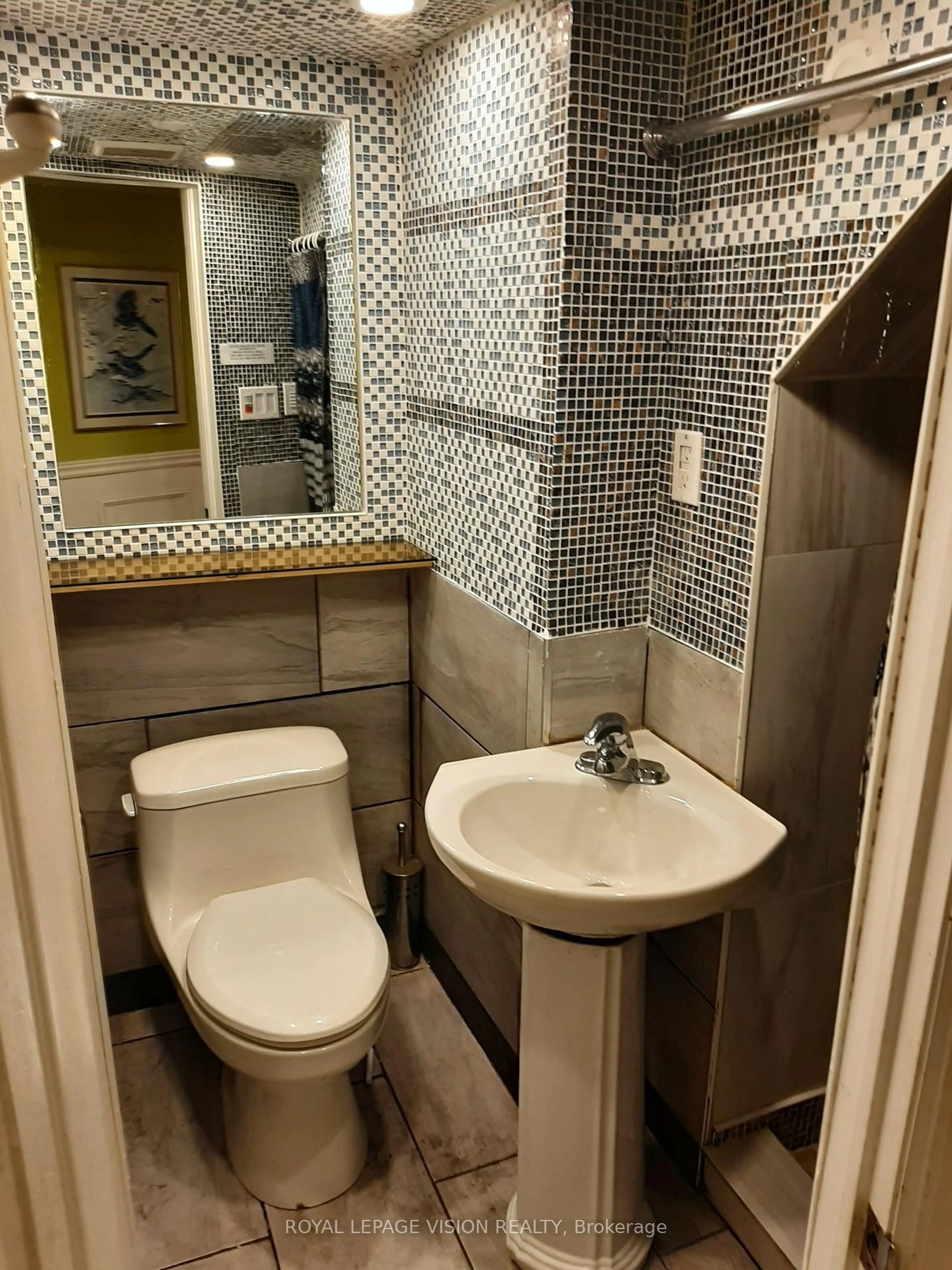 Standard bathroom, ceramic/tile floor for 52 Ellendale Dr, Toronto Ontario M1P 1N5