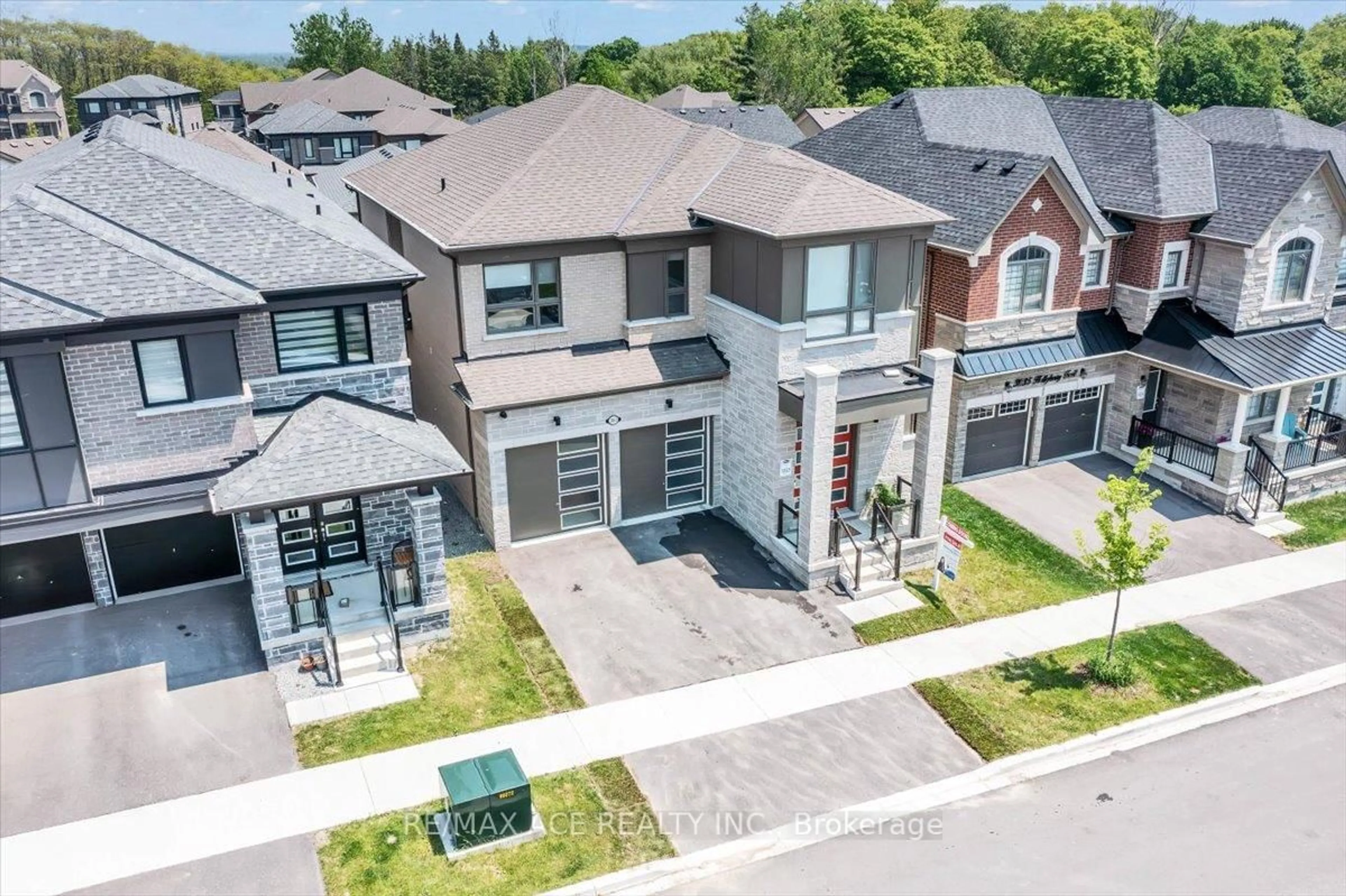 A pic from outside/outdoor area/front of a property/back of a property/a pic from drone, street for 3033 Hollyberry Tr, Pickering Ontario L1X 0N5