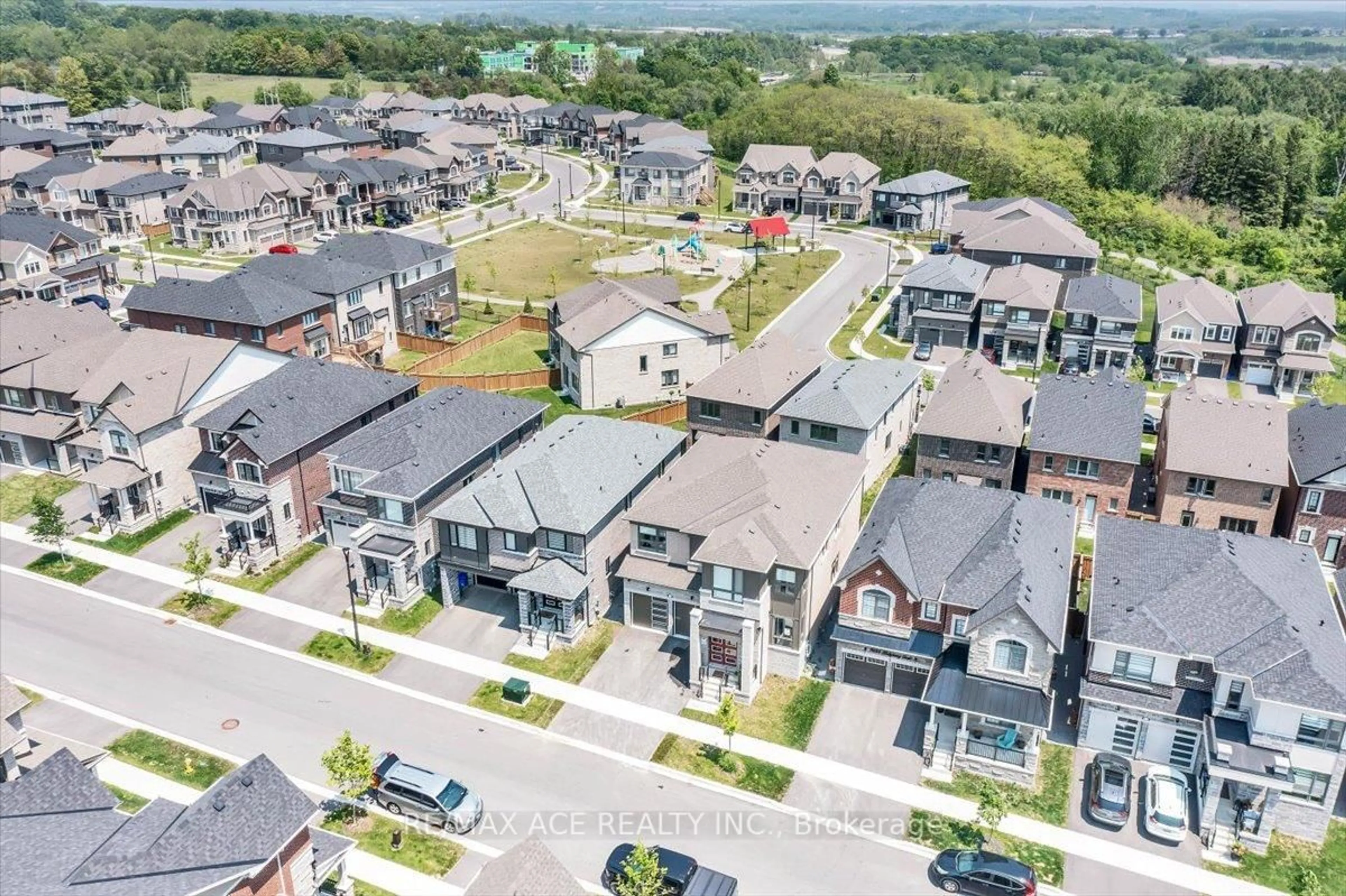 A pic from outside/outdoor area/front of a property/back of a property/a pic from drone, street for 3033 Hollyberry Tr, Pickering Ontario L1X 0N5