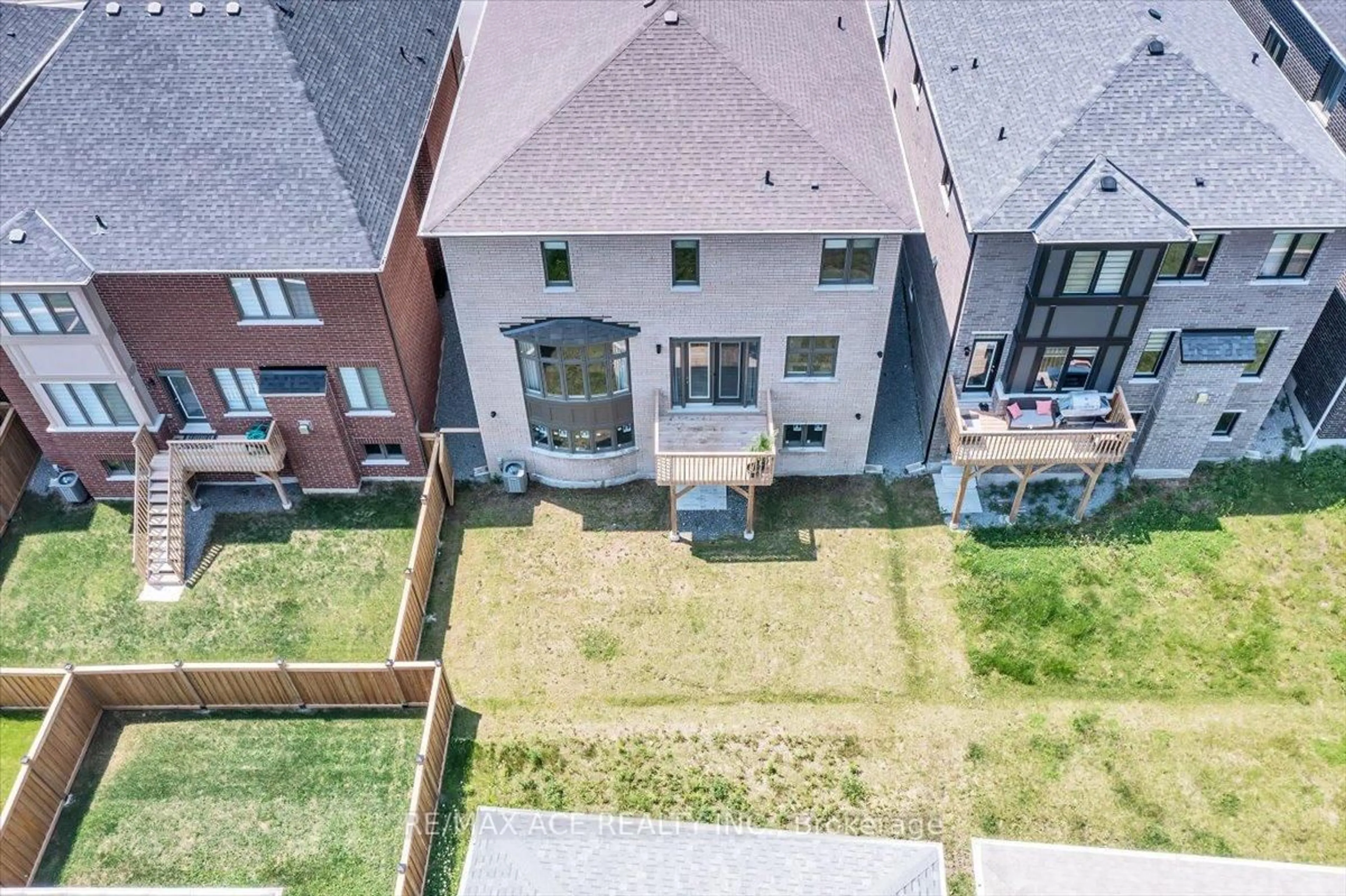 A pic from outside/outdoor area/front of a property/back of a property/a pic from drone, unknown for 3033 Hollyberry Tr, Pickering Ontario L1X 0N5