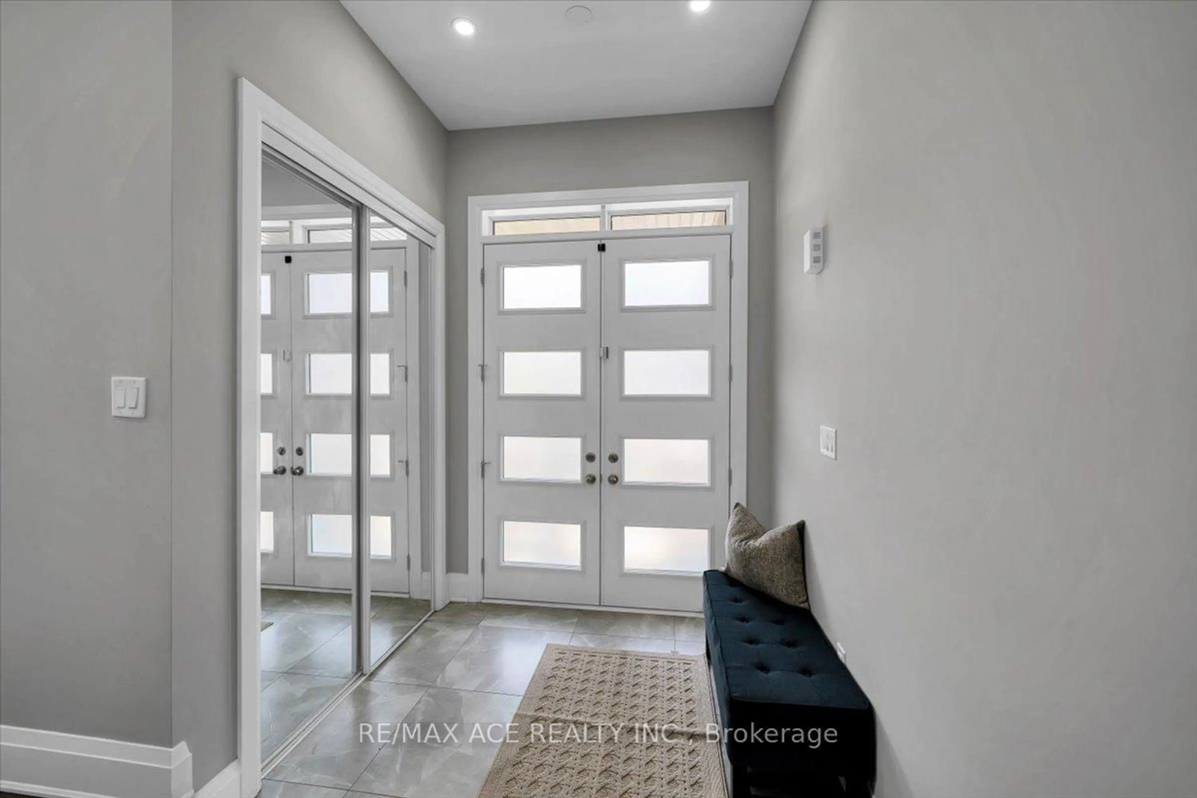 Indoor entryway for 3033 Hollyberry Tr, Pickering Ontario L1X 0N5