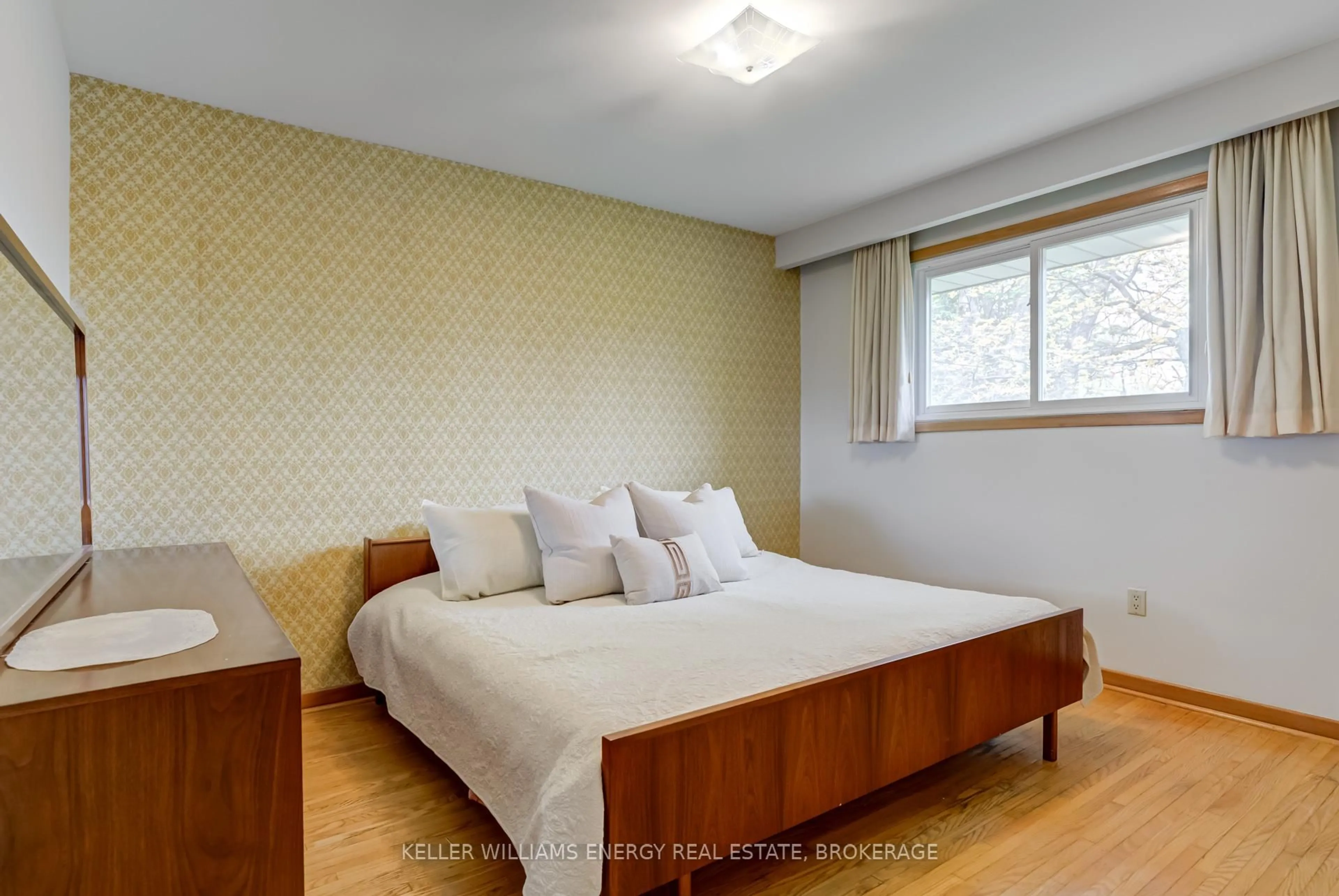 Bedroom with bed, wood/laminate floor for 29 Sedgemount Dr, Toronto Ontario M1H 1X4