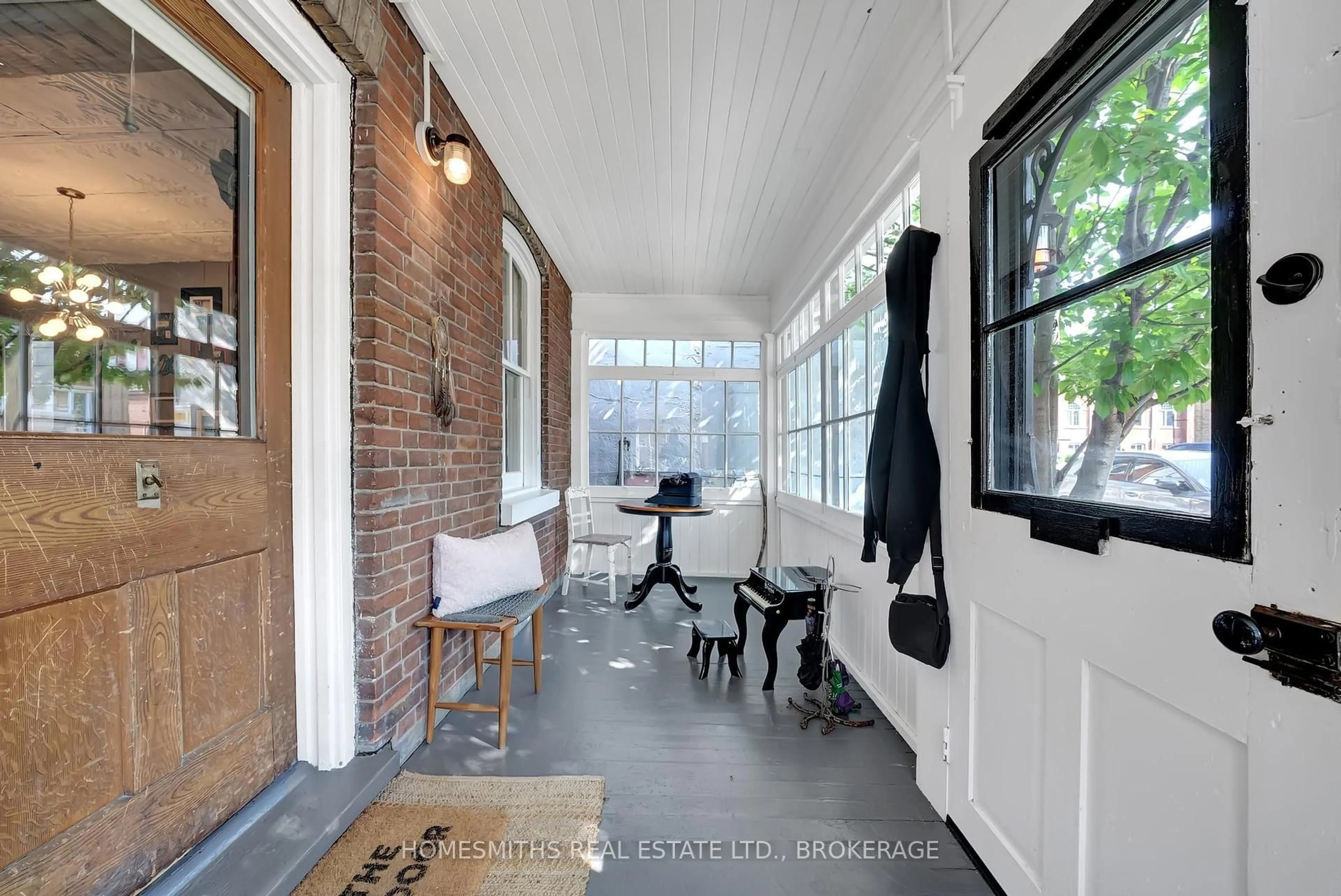 Indoor entryway for 5290 Main St, Clarington Ontario L0B 1M0