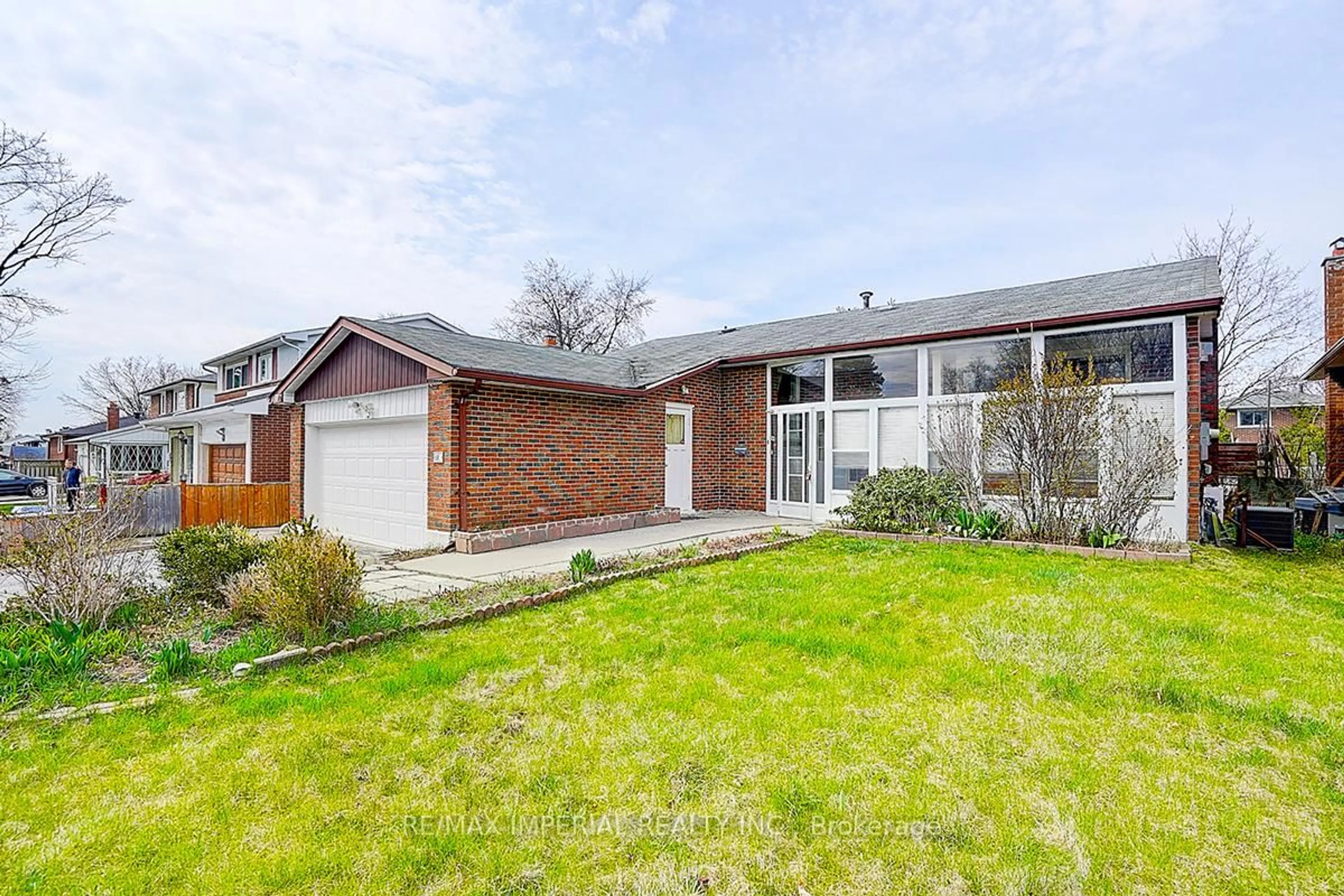 A pic from outside/outdoor area/front of a property/back of a property/a pic from drone, street for 50 Glendower Crct, Toronto Ontario M1T 2Z4
