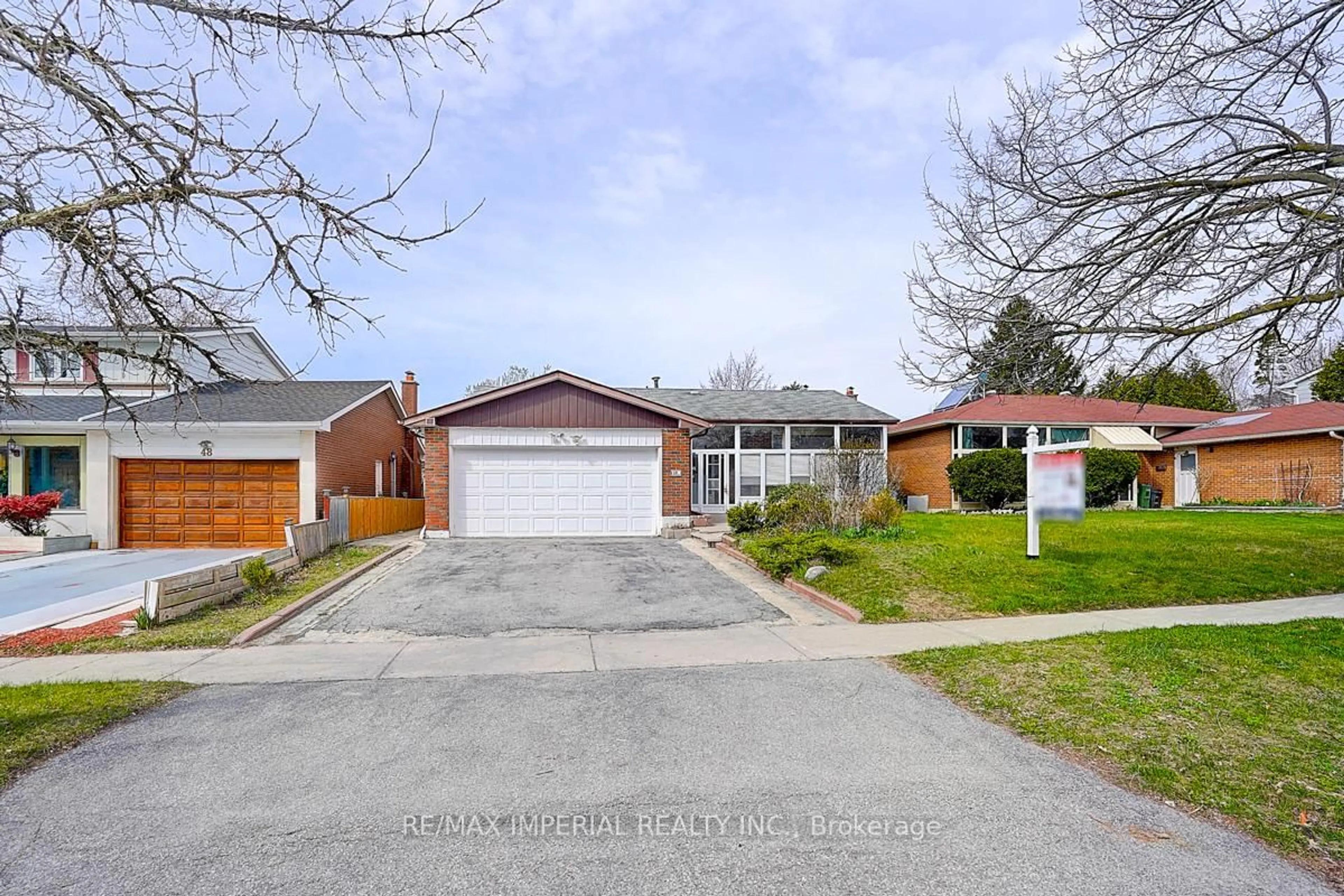 A pic from outside/outdoor area/front of a property/back of a property/a pic from drone, street for 50 Glendower Crct, Toronto Ontario M1T 2Z4